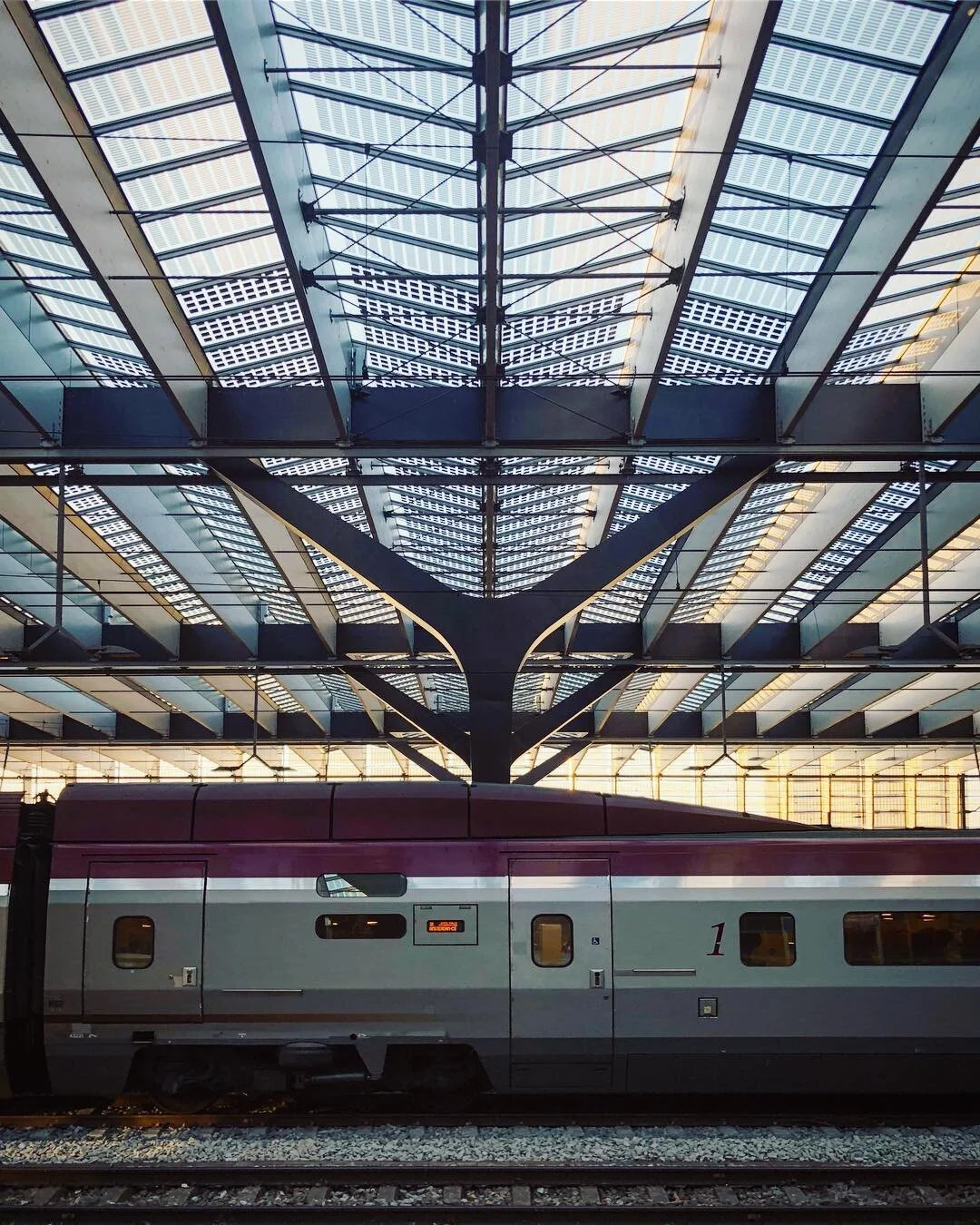 A little bit of Amsterdam in my life, a little bit of Rotterdam by my side
.
.
.
.
.
 #trainspotting #trainphotographics #rsa_theyards #railfans_of_instagram #train_nerds #jj_theyards #railways_of_our_world #railfanning #railfan #railwayphotography #