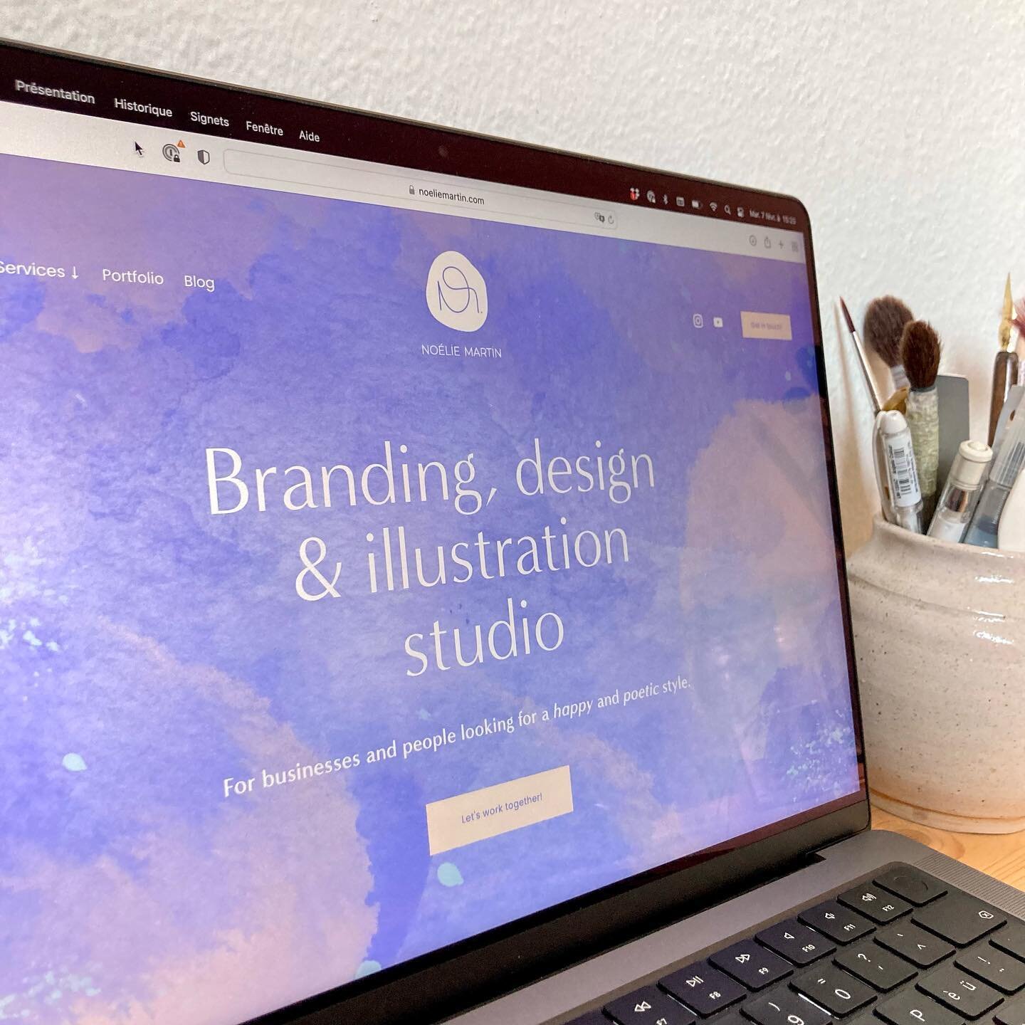 I worked a very long time to create this new website. I wanted something that express art while of course looking like a design studio. Since I use a lot of watercolor in my illustrations, I thought it would be a good idea to add that to my visual id