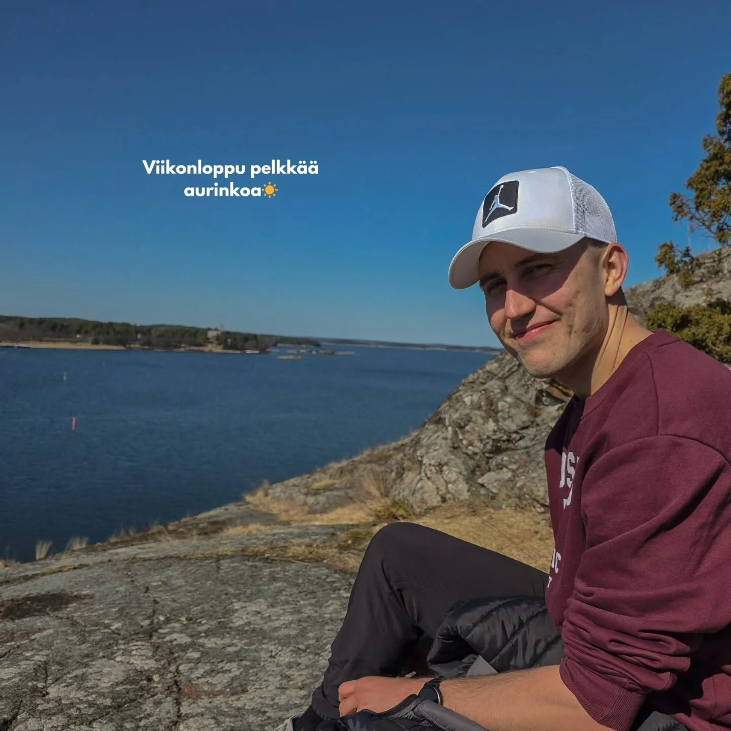 Viikonloppu pelkk&auml;&auml; aurinkoa!☀️💚

1. Sunnuntaipiknik.🍎🧃

2. Uuden sarjakauden avauspeli.⚽️ 

3. Naantalin aurinko tarjoaa parastaan.☀️

4. Bend it like beckham🎯
Veikkaa osuiko tolppien v&auml;liin?

5. Meal preppausta uutta viikkoa vart