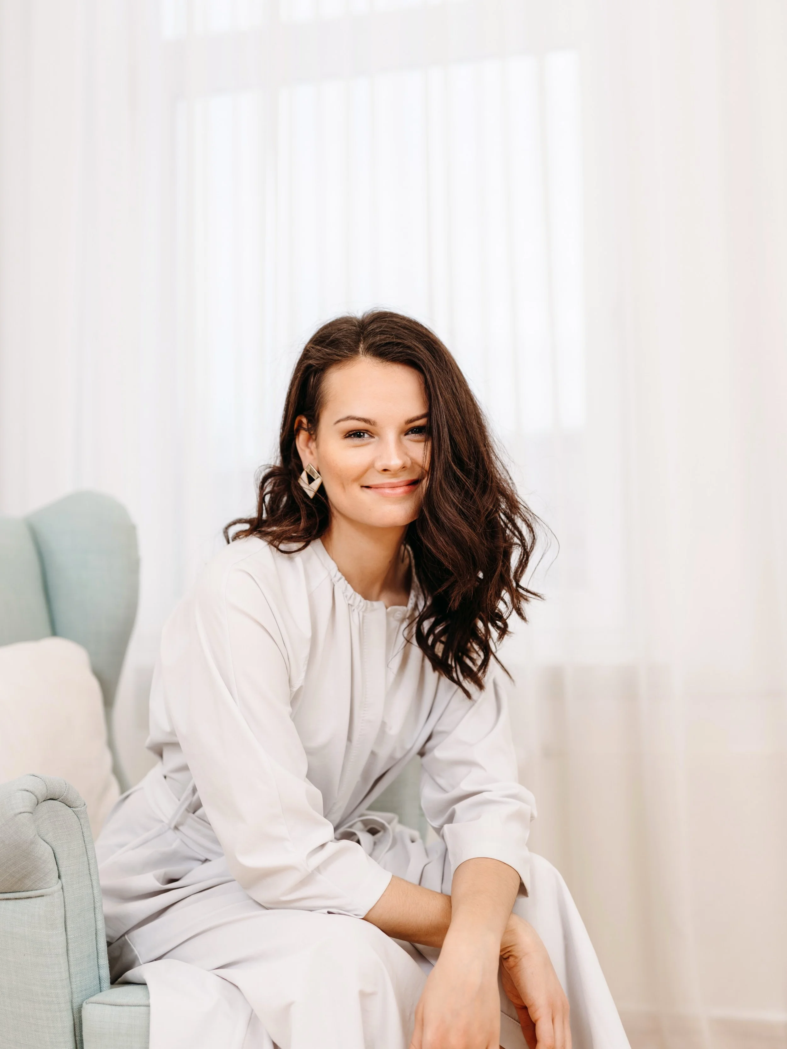 Tere, saame tuttavaks,
Mina olen Hanna-Liis! 🤗

Ma n&auml;en t&auml;na enda rolli naiste tervise, heaolu ja kasvu toetajana.

Minu s&uuml;gav missioon elus on &otilde;petada naistele transformatiivseid eneseregulatsiooni oskuseid, et nad saaksid tun