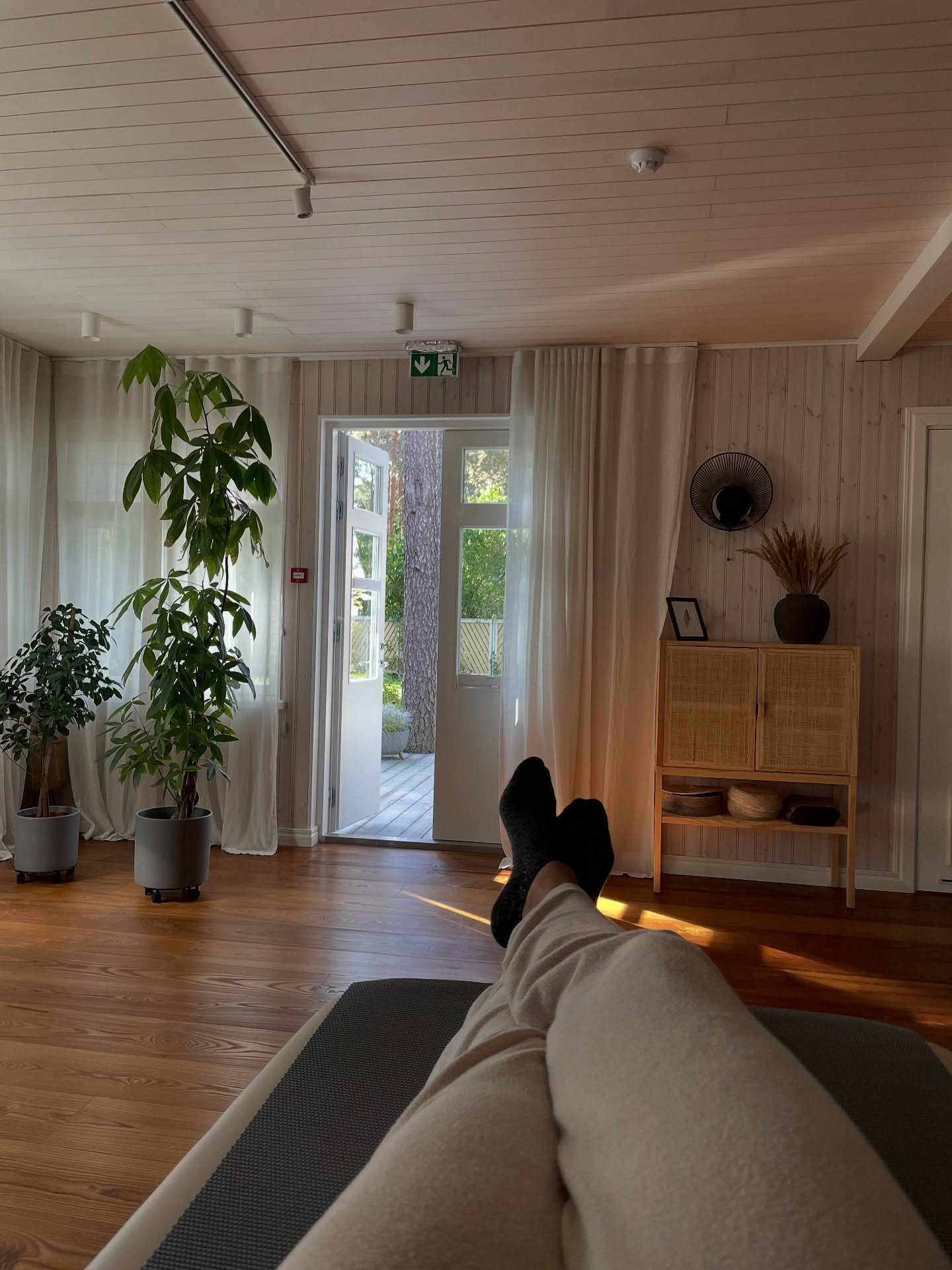 Kas teadsid, et pikali olemine on su n&auml;rvis&uuml;steemi jaoks hea! 🧐

Nii ei pea su keha enam gravitatsiooni vastu v&otilde;itlema. Selg, vaagen ja lihased, mis vastutavad posturaalse kontrolli eest ehk kehaasendi eest, saavad l&otilde;puks puh