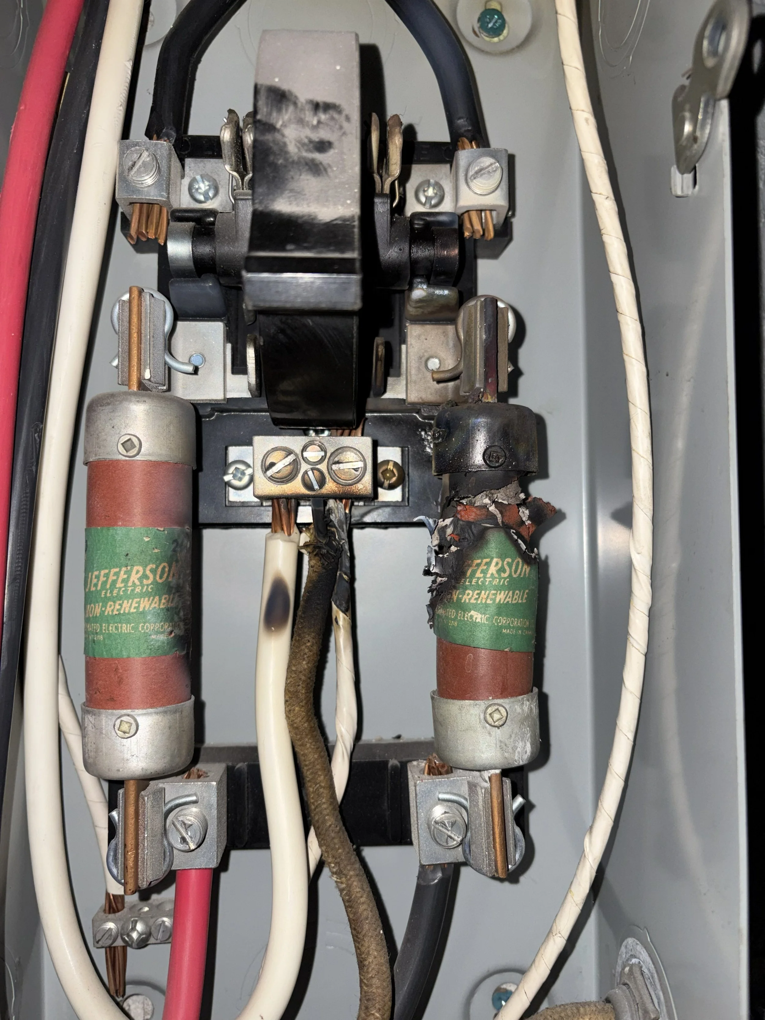 Pourquoi les vieux triplex de Montréal ont souvent des problèmes électriques