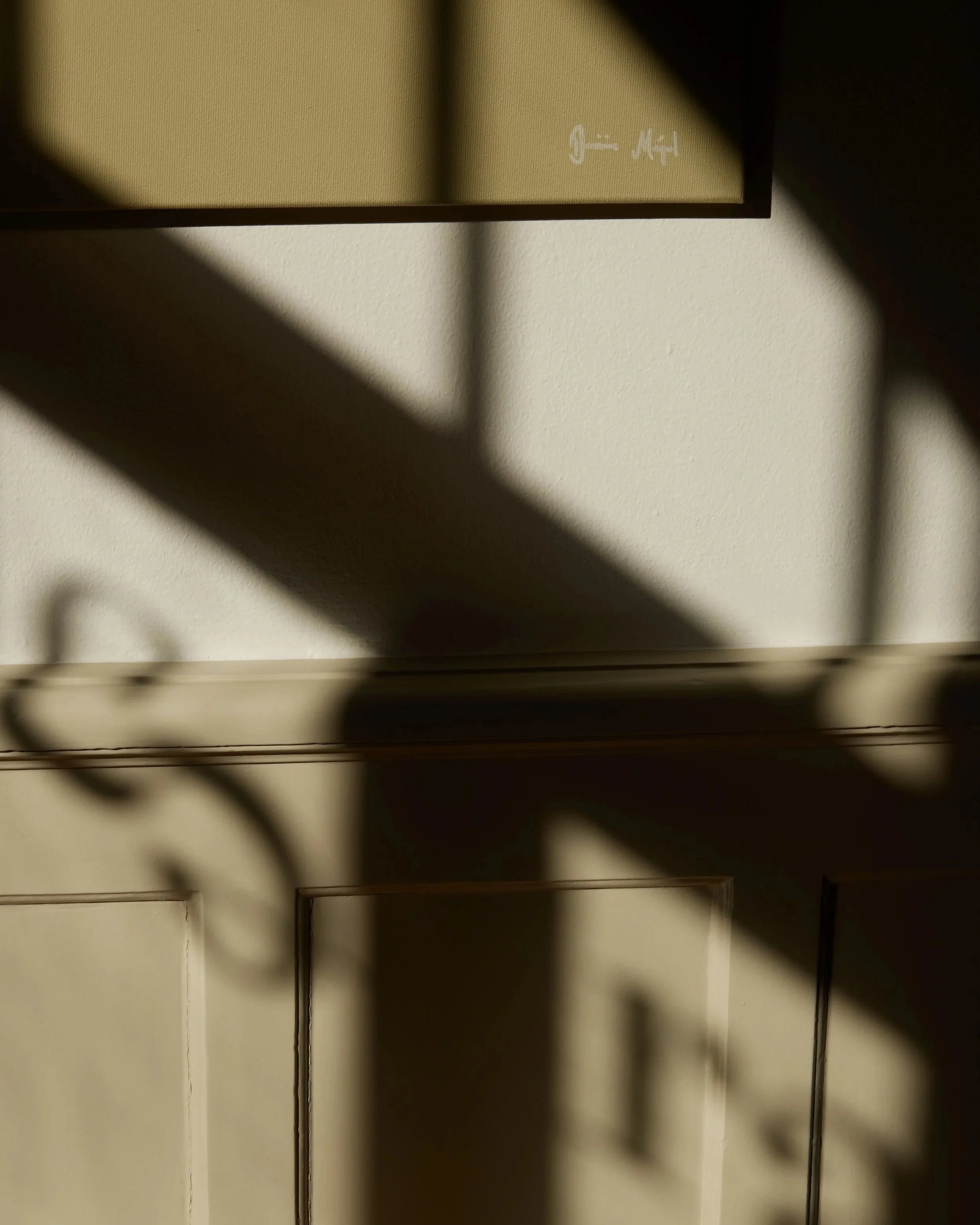 Die Schatten von Möbeln auf einer schwarzen Oberfläche, wahrscheinlich eine Küchenarbeitsplatte oder eine Fensterbank, im Badezimmer oder in der Küche.