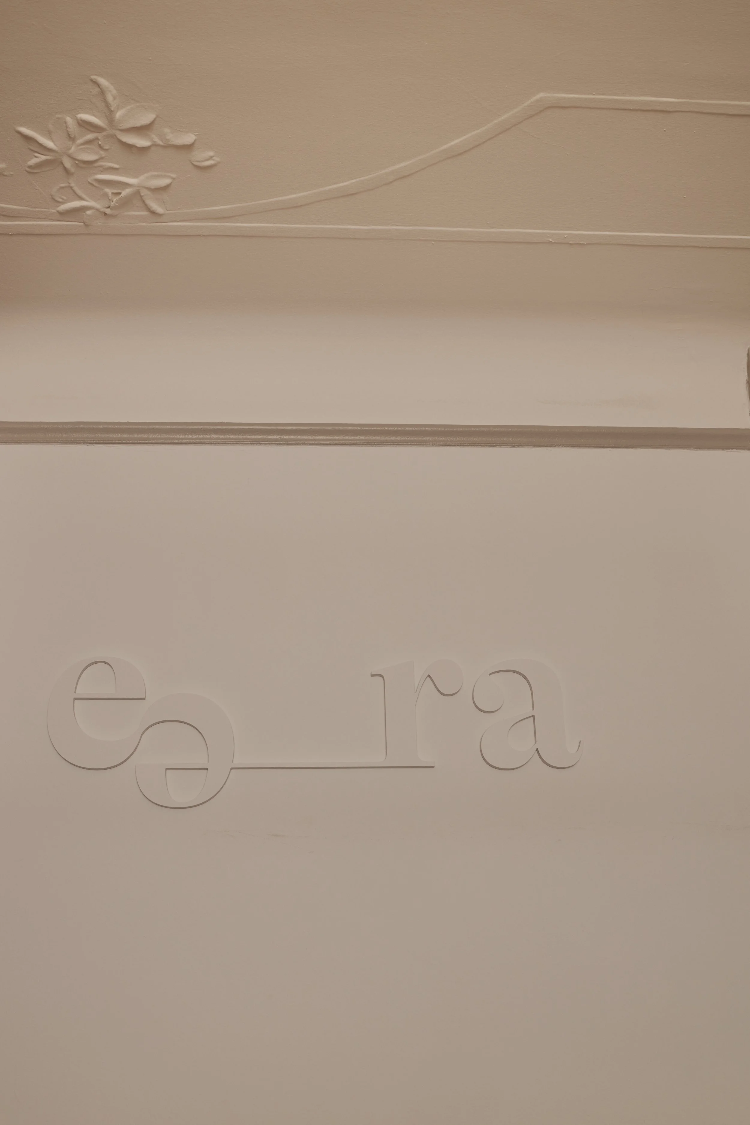 Nahaufnahme eines weißen Papiers mit erhabenen, eingedruckten Buchstaben, die das Wort "e-gr" bilden, auf einem hellen Hintergrund.