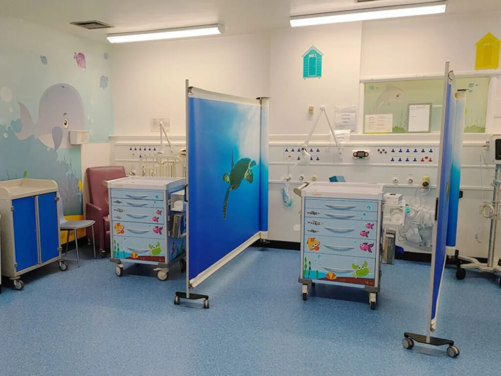 Parents sleeping cot side on the NNU — KwickScreen I Making Spaces