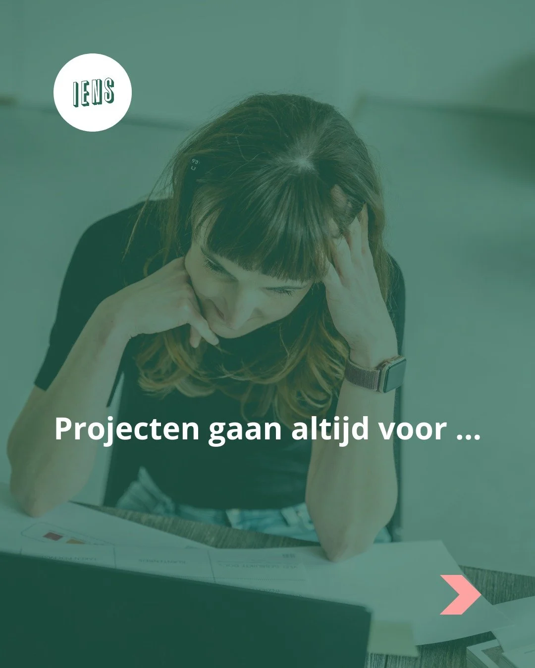 Vorige week zei een architecte tegen me:

&ldquo;𝘐𝘬 𝘩𝘦𝘣 𝘩𝘦𝘵 𝘻𝘰 𝘥𝘳𝘶𝘬.
𝘗𝘳𝘰𝘫𝘦𝘤𝘵𝘦𝘯 𝘨𝘢𝘢𝘯 𝘢𝘭𝘵𝘪𝘫𝘥 𝘷𝘰𝘰𝘳.
𝘐𝘬 𝘬𝘰𝘮 𝘦𝘳 𝘮𝘢𝘢𝘳 𝘯𝘪𝘦𝘵 𝘢𝘢𝘯 𝘰𝘮 𝘩𝘪𝘦𝘳 𝘵𝘪𝘫𝘥 𝘷𝘰𝘰𝘳 𝘵𝘦 𝘮𝘢𝘬𝘦𝘯.&rdquo;

En ja&hellip; tja