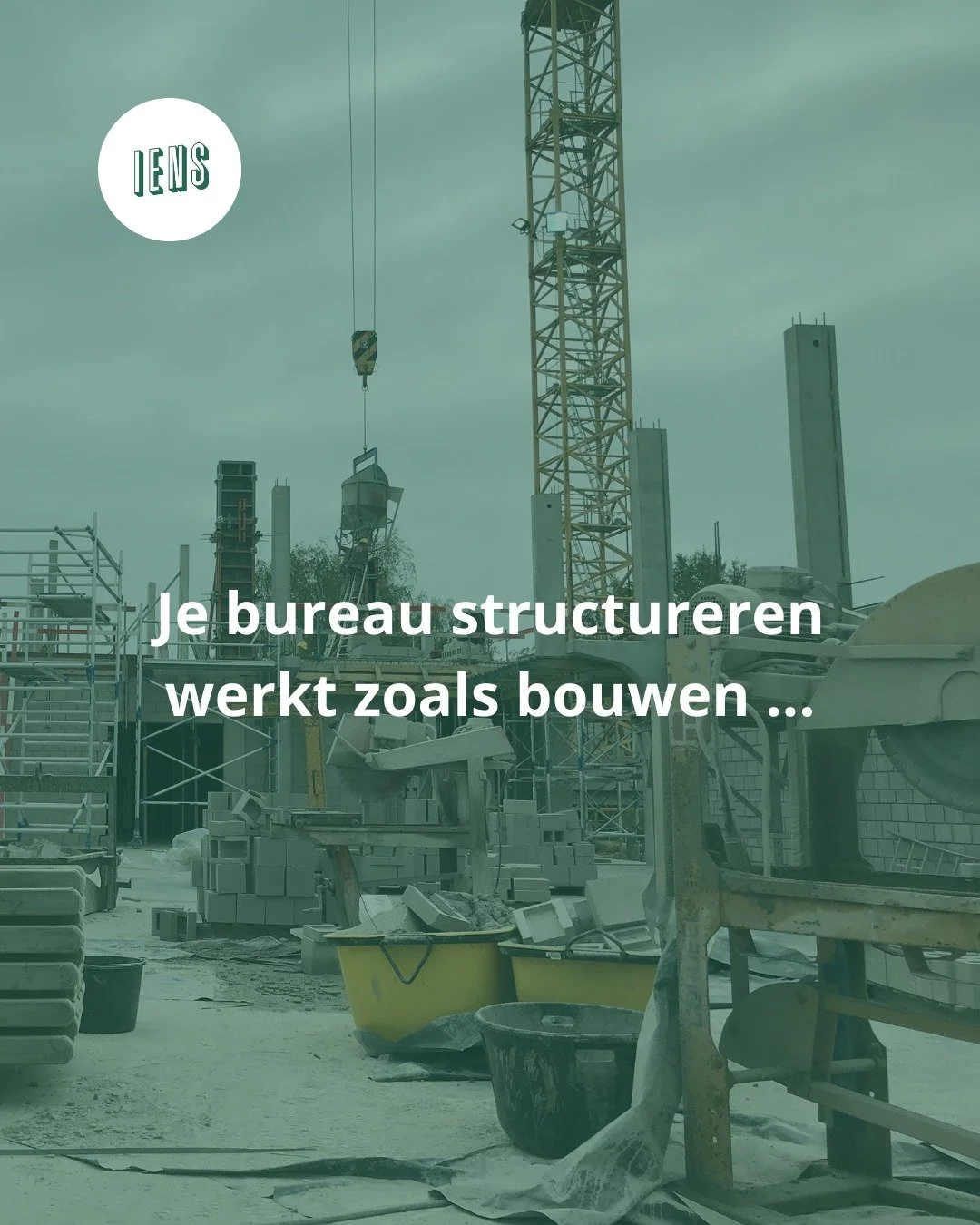 𝗝𝗲 𝗯𝘂𝗿𝗲𝗮𝘂 𝘀𝘁𝗿𝘂𝗰𝘁𝘂𝗿𝗲𝗿𝗲𝗻 𝘄𝗲𝗿𝗸𝘁 𝘇𝗼𝗮𝗹𝘀 𝗯𝗼𝘂𝘄𝗲𝗻: 𝗲𝗲𝗿𝘀𝘁 𝗱𝗲 𝗳𝘂𝗻𝗱𝗲𝗿𝗶𝗻𝗴, 𝗱𝗮𝗻 𝗽𝗮𝘀 𝗮𝗳𝘄𝗲𝗿𝗸𝗶𝗻𝗴.

Of hoe de architect in mij toch nog altijd van bouwen houdt. Maar dan toch liever van structuur. 🙈
