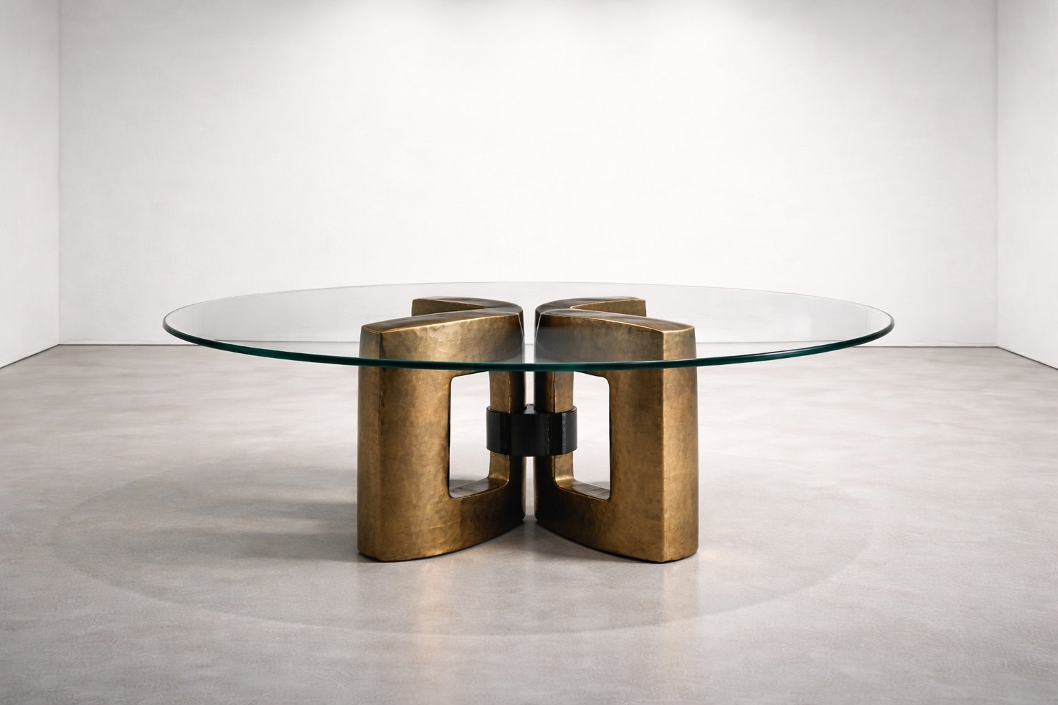 Table sculpturale en bronze dans une galerie.jpg
