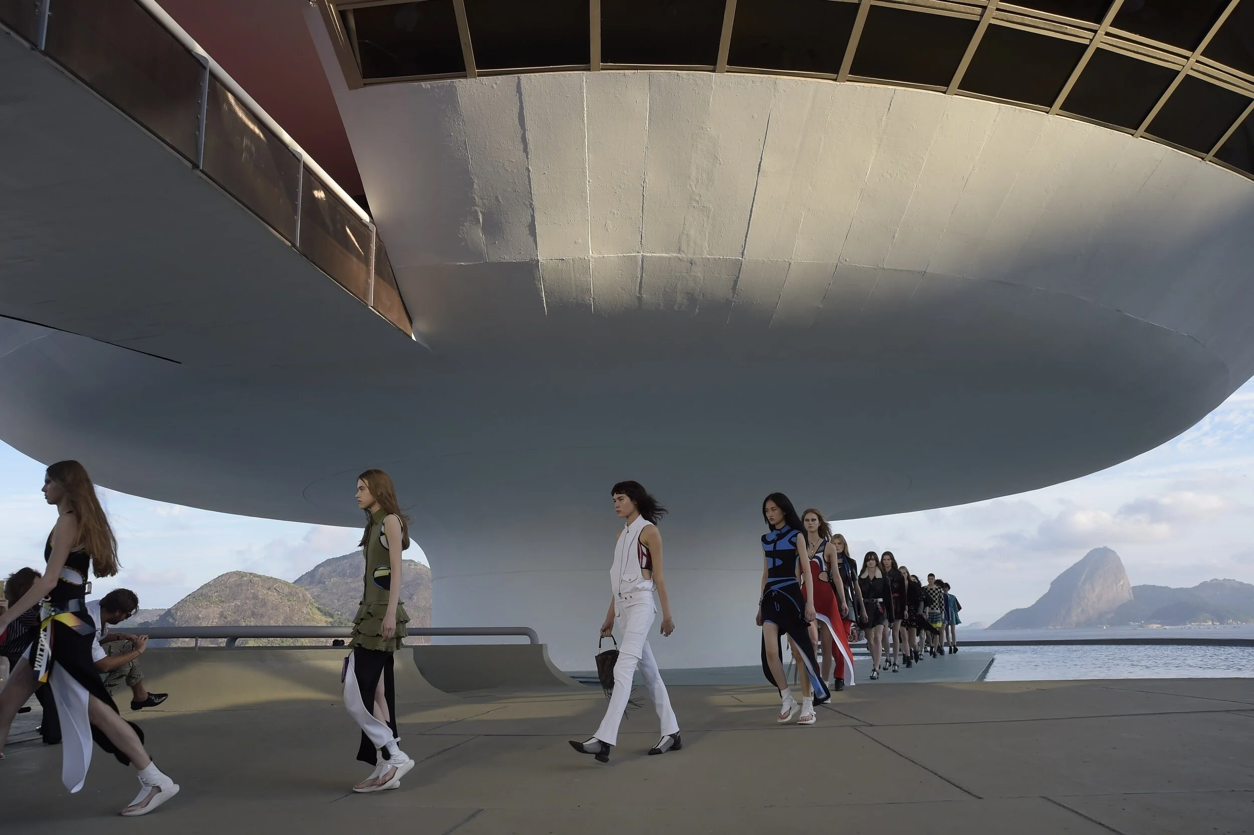 LOUIS VUITTON CRUISE 2017: goes tropical