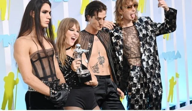  PREUTSE MTV: HALFNAAKT ROCKEN IN GUCCI