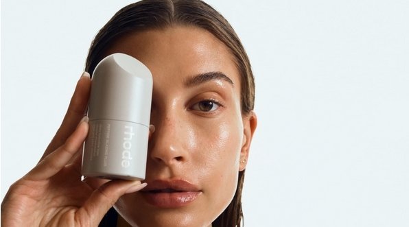 RHODE: HAILEY BIEBER’S MINIMALISTISCHE BEAUTY MERK