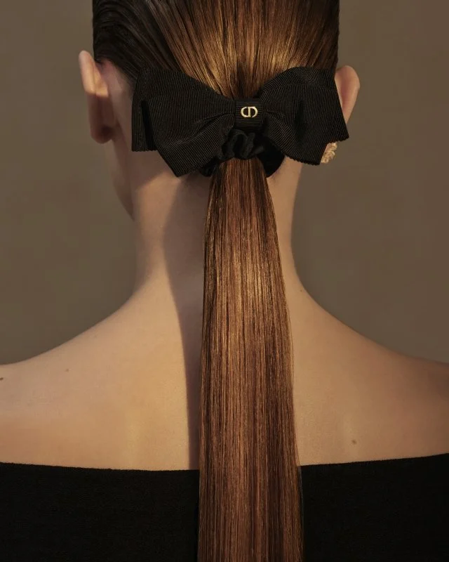 EEN SPEELSE BLIK OP DE NIEUWE DIOR HAAR-ACCESSOIRES 