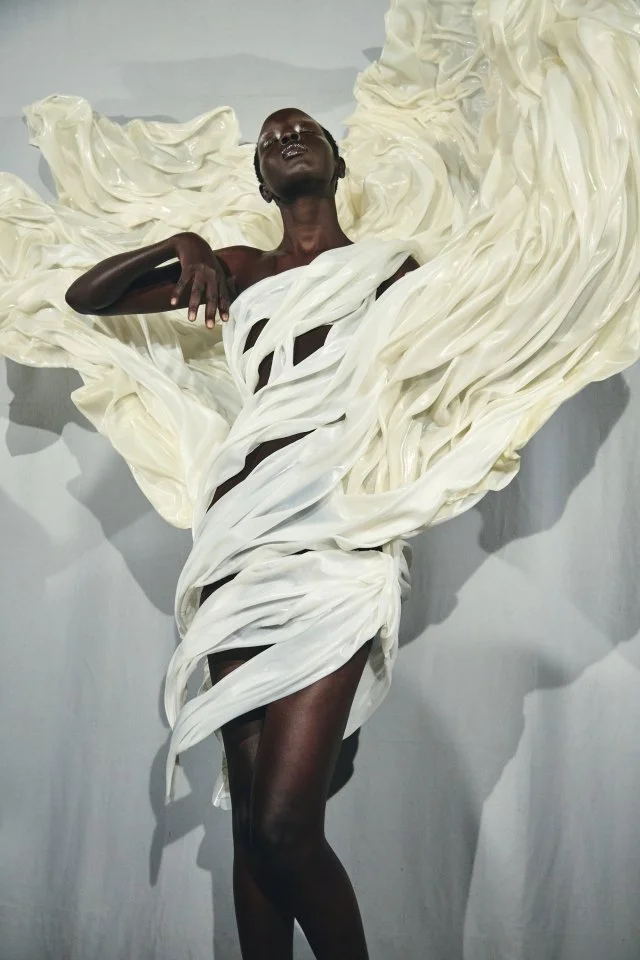 IRIS VAN HERPEN COUTURE MET ETHERISCHE BEAUTY LOOKS VAN NARS 