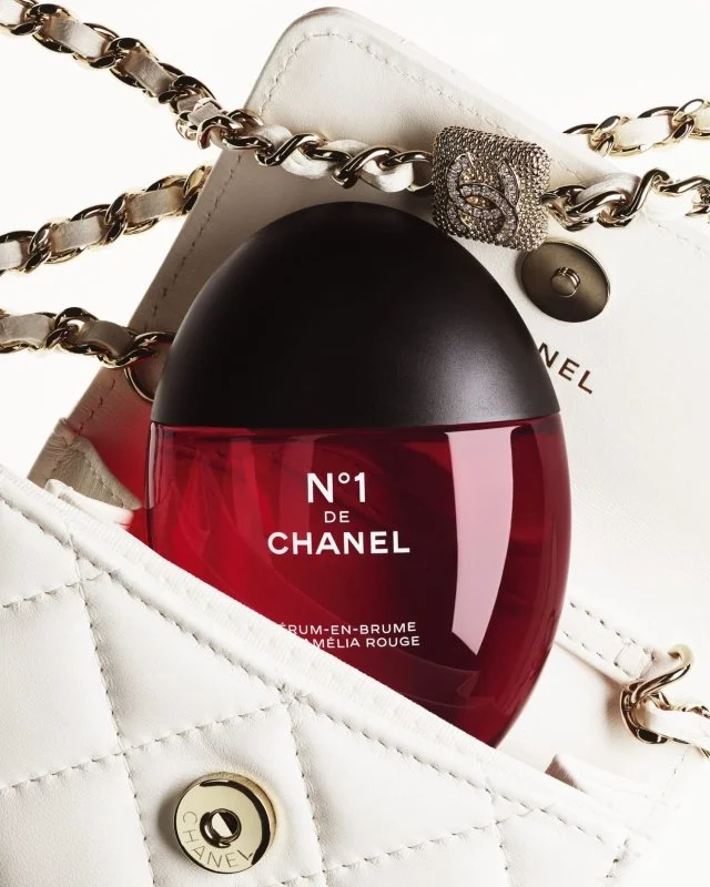 ON-THE-GO MUST-HAVE:&nbsp; N°1 DE CHANEL SERUM-IN-MIST 1