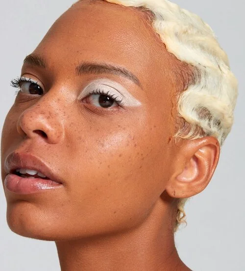 DE PANTONE KLEUR VAN 2026: DANSEN OP EEN WOLK