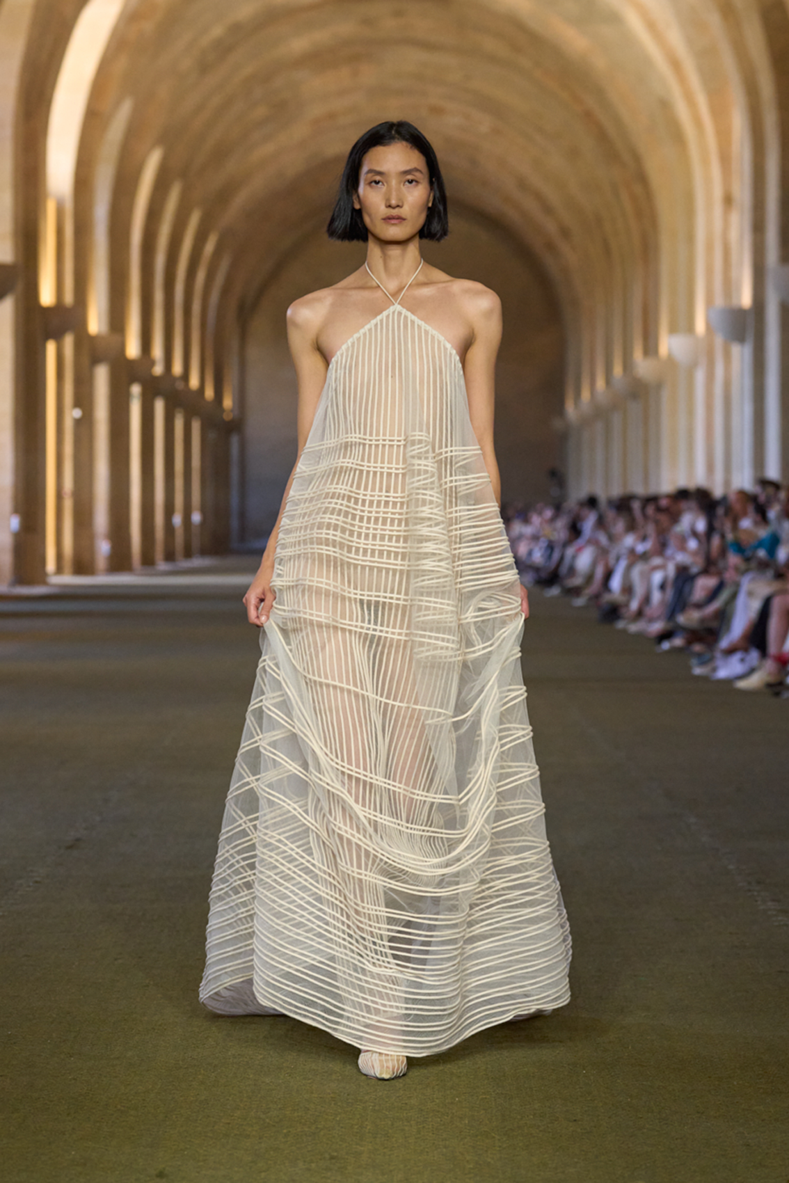 IN DIT MUSEUM SHOWT JACQUEMUS BINNENKORT (WEER)