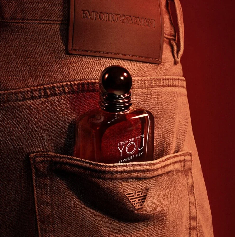 ARMANI STRONGER WITH YOU POWERFULLY: RUIK NÓG LANGER ALS EEN BRO 