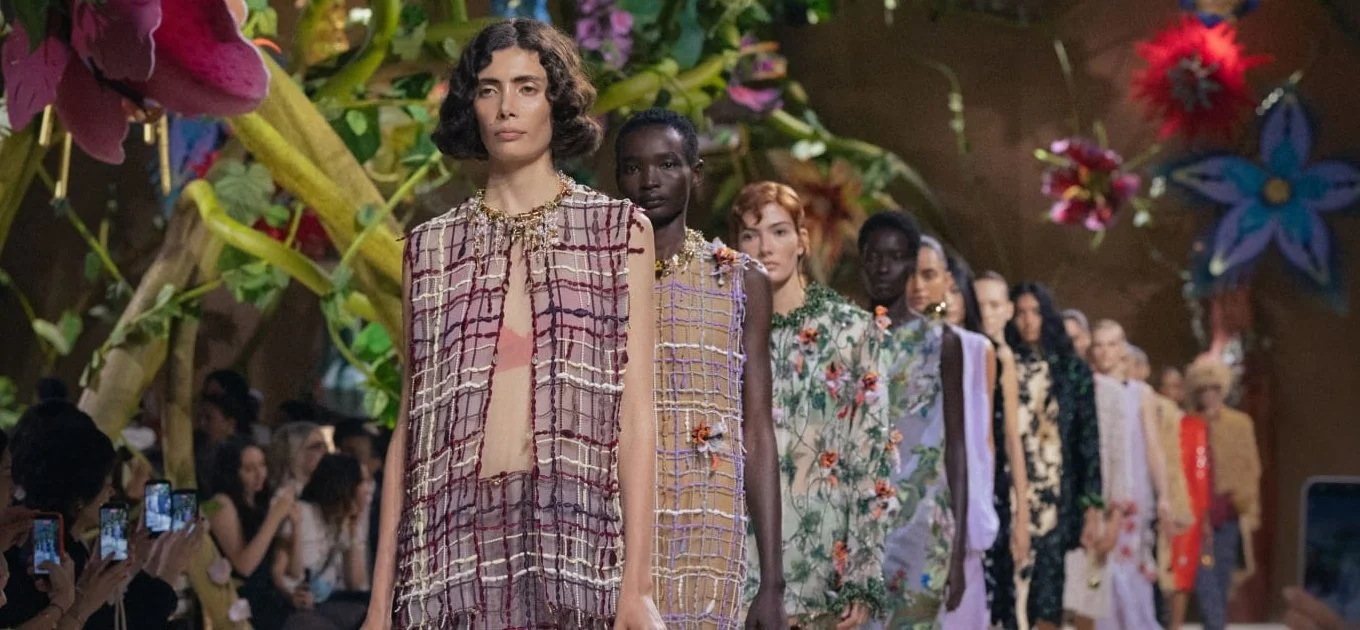 ALS UIT EEN SPROOKJESBOEK: CHANEL F /W 2026 HAUTE COUTURE COLLECTIE