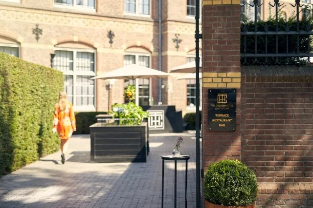 THE COLLEGE HOTEL: DE BAR & BISTRO ZIJN HEROPENT. Head chef Ingmar ...