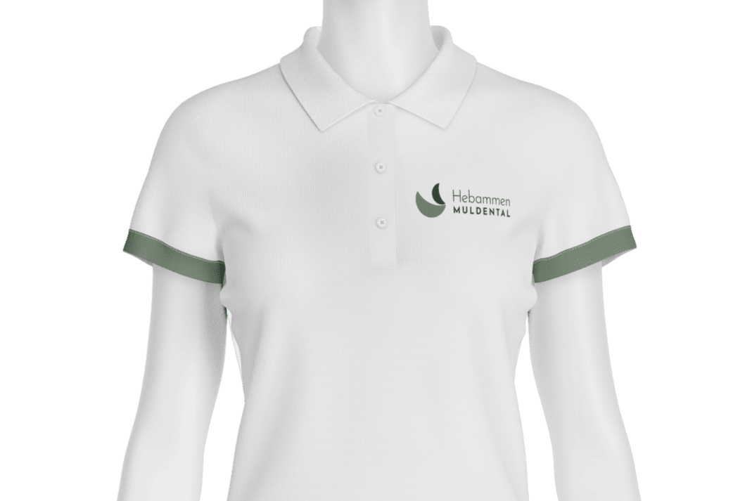 Weißes Poloshirt auf einer Puppe mit dem Logo der Hebammen Muldental