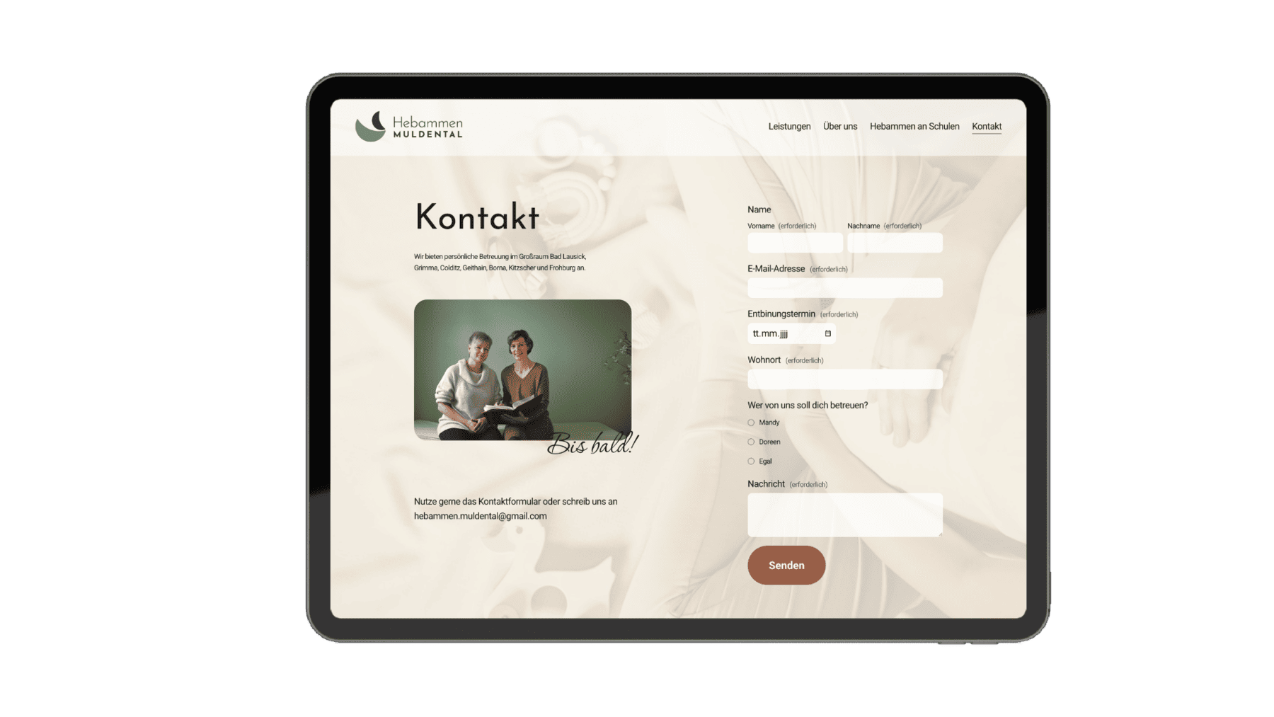Mockup eines Tablets mit der Kontaktseite der Hebammen Muldental