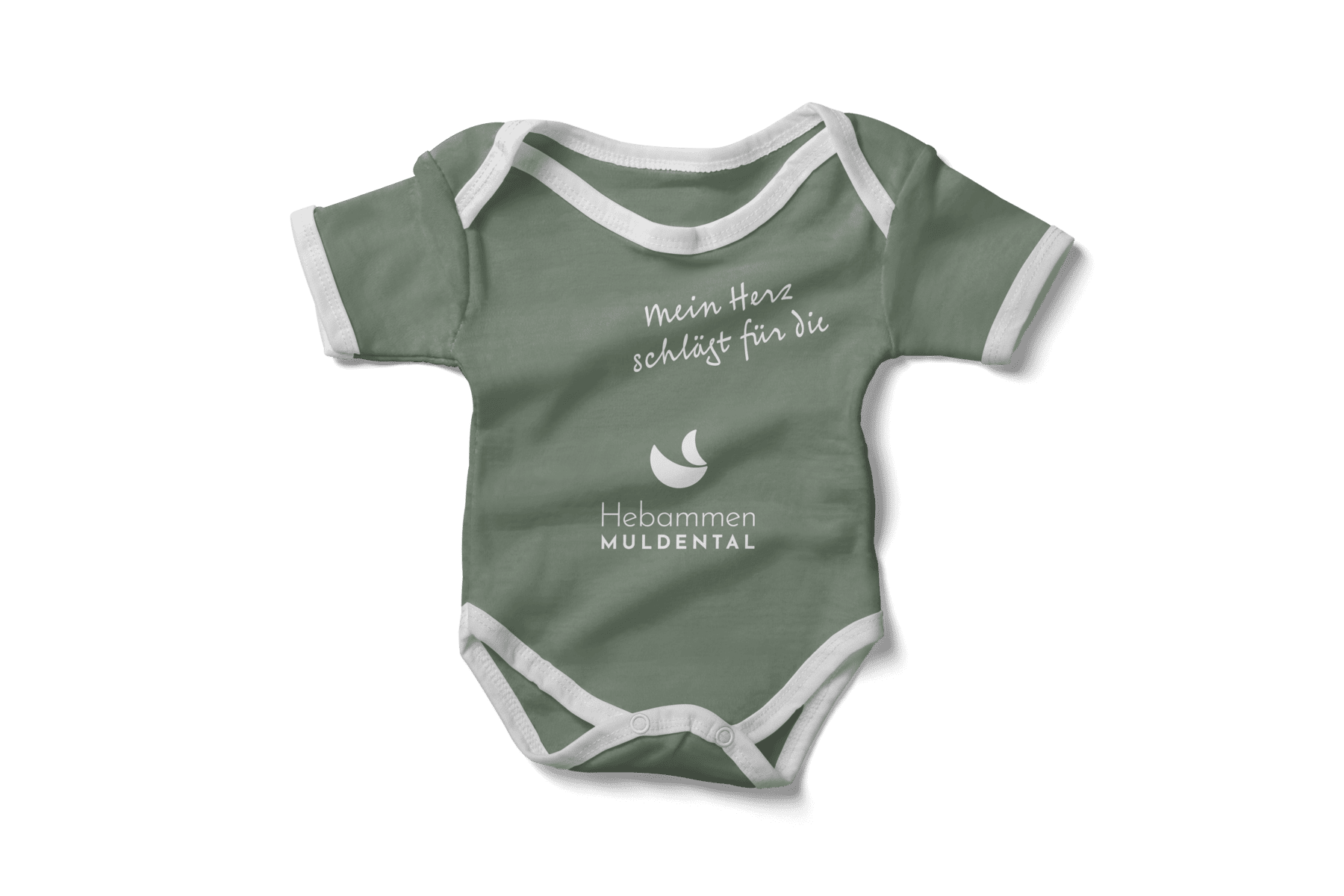 Grüner Babystrampler mit dem Logo der Hebammen Muldental