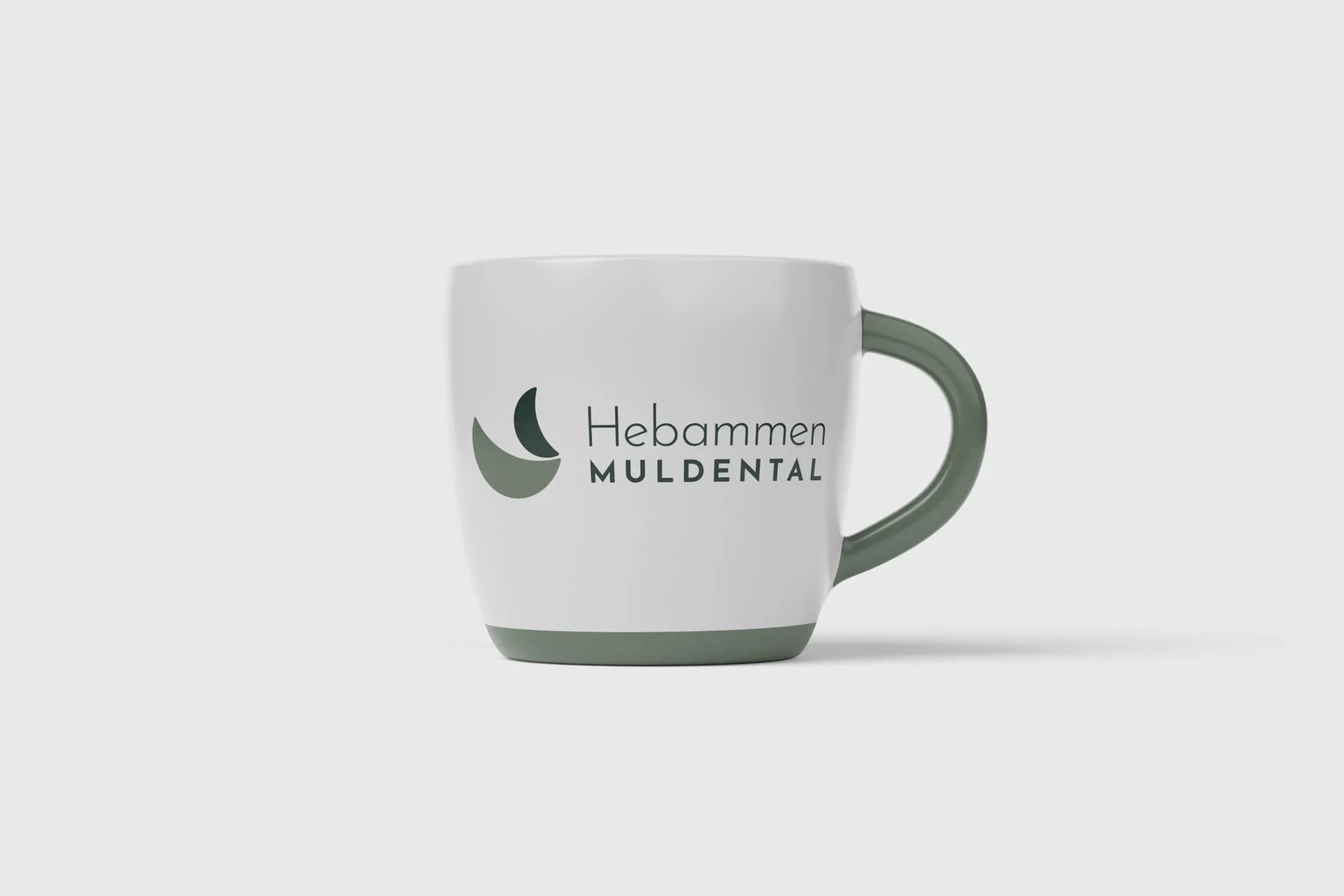 weiß-grüne Tasse mit Logo Hebammen Muldental