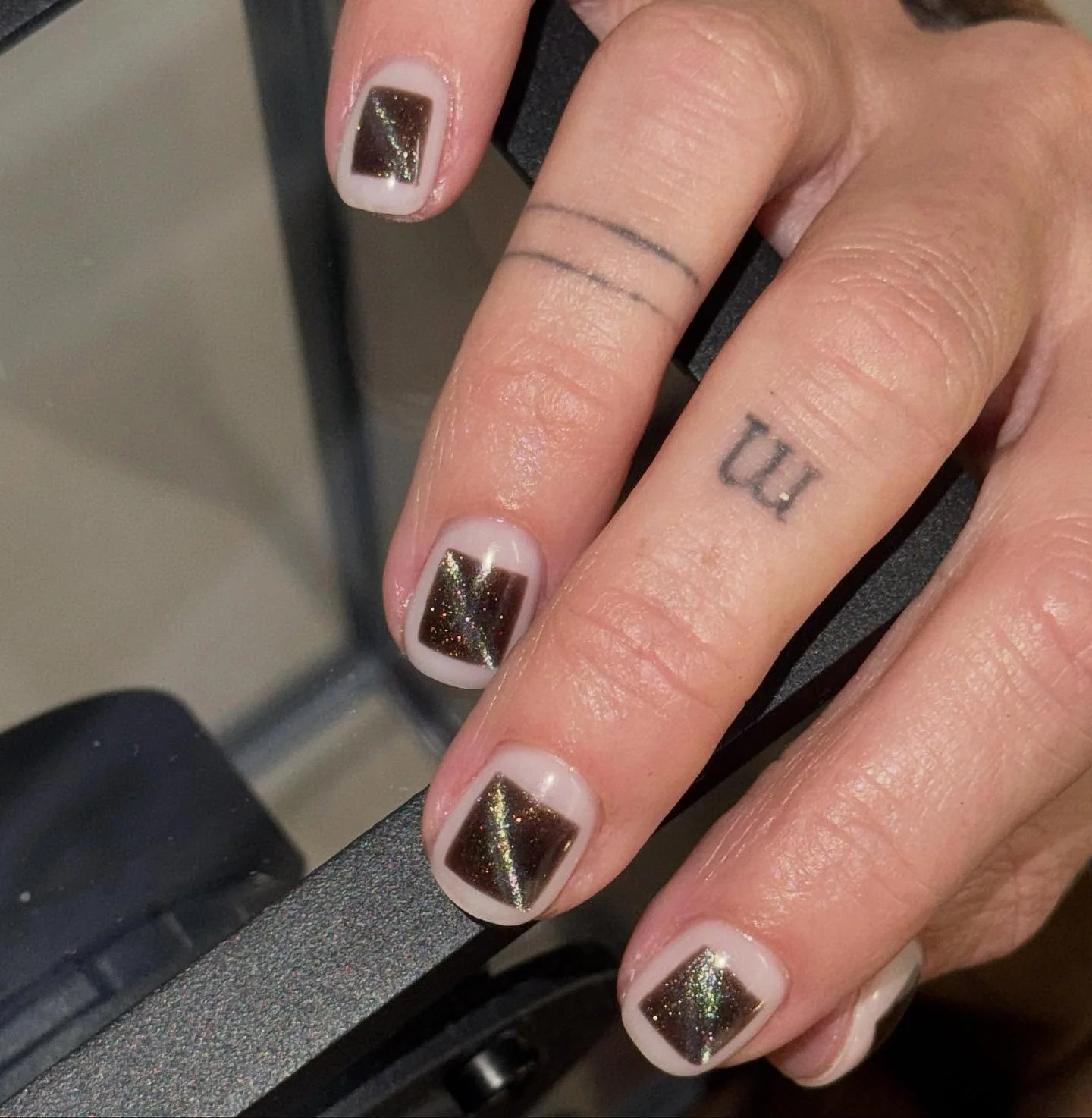 ▪️⬛️ 💅🏻◼️◾️

Handpainted cat eye squares using @madam_glam