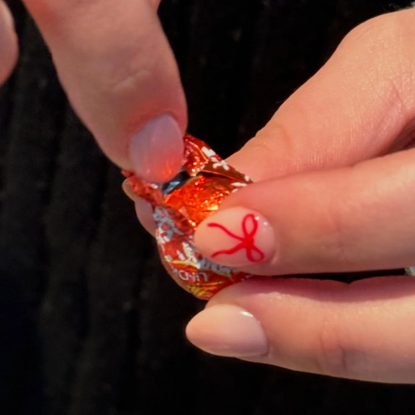 Handpainted red bows 🎀&hearts;️ 

tis the season for bows and chocos x