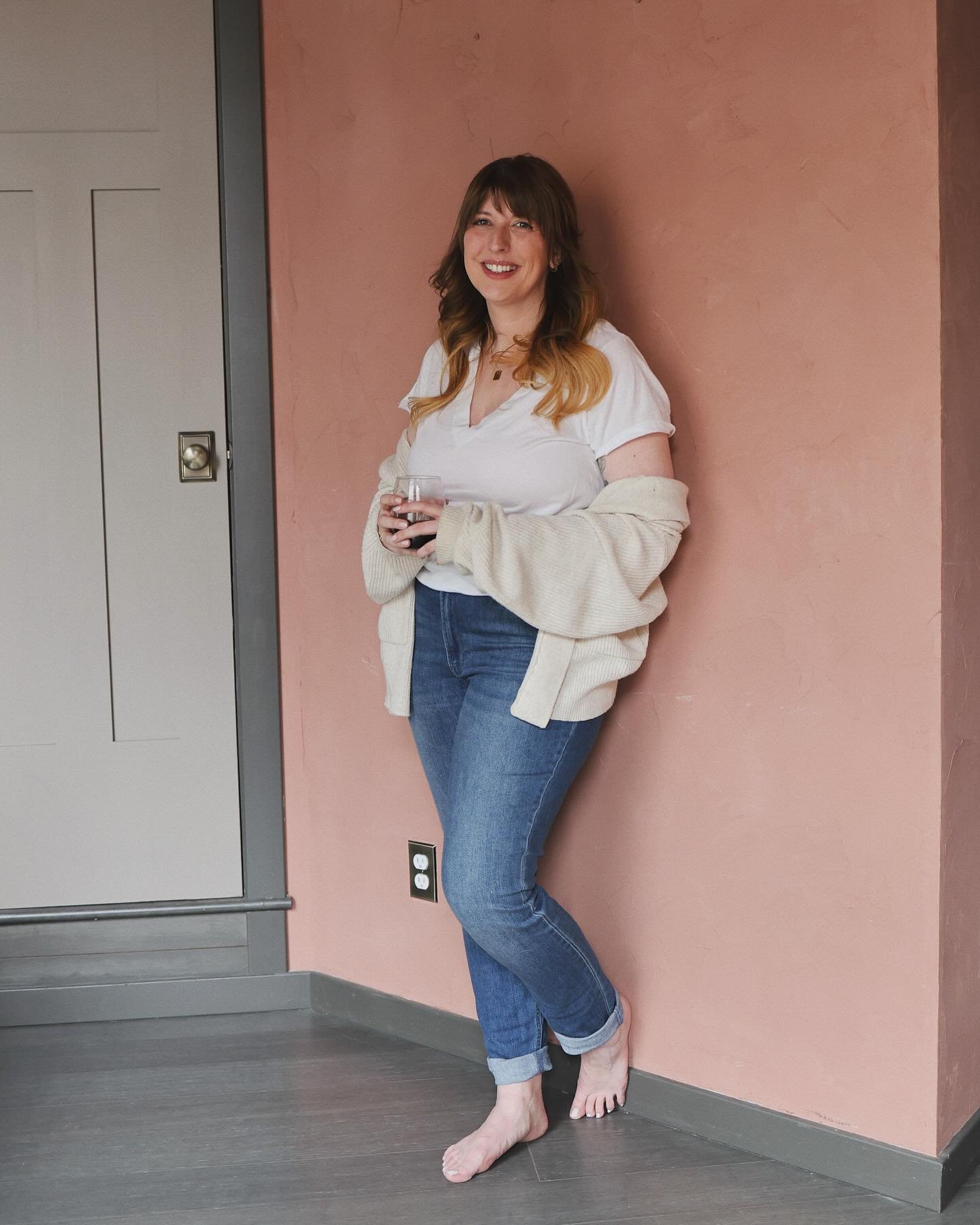 Check out this beauty! I had the pleasure of capturing some gorgeous photos of this gorgeous lady, perhaps the last photos of someone unrelated to me in this apartment. 

Sometimes you just need some pretty pictures of yourself and a glass of wine 🍷