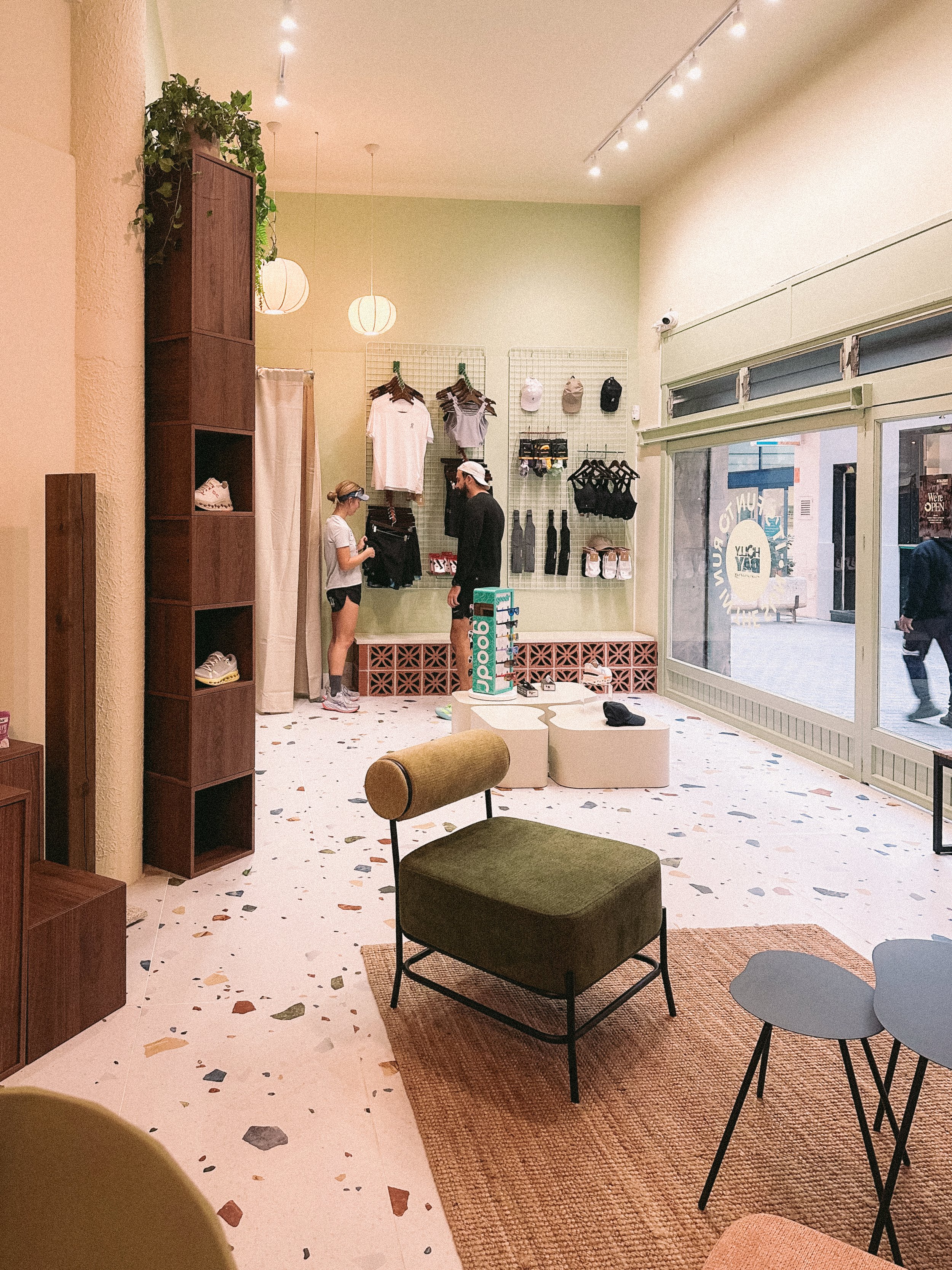 Interiors design for Hollyday Running store in Palma de Mallorca.