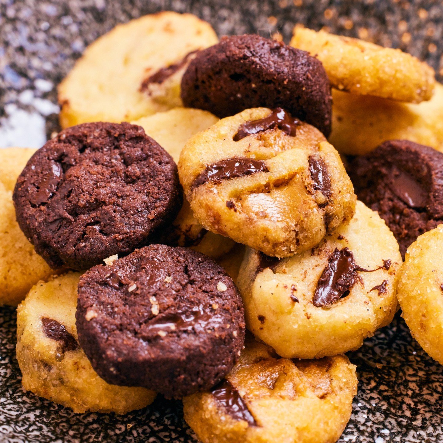 Craving a sweet finale after an evening of savory flavors? 

Whether your appetite is sated or you're still hungry for more, our Teeny Tiny Tripe Chocolate Cookies can cater to all. 

Made with the finest Valrhona Dulcey,  Manjari, and semi-sweet cho