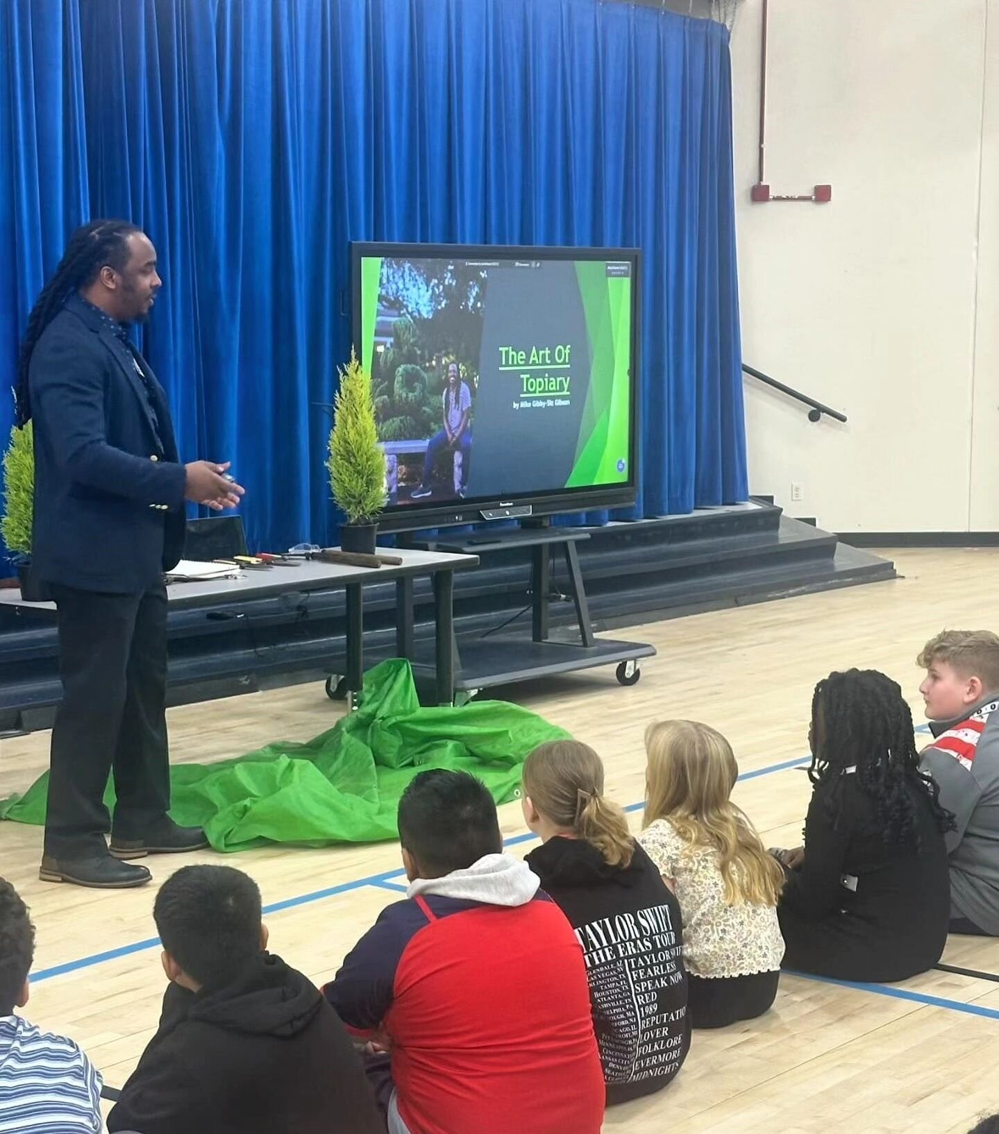 Had a great time speaking and doing a demonstration for the 4th and 5th grade scholars today at @woodyowlslex2 Black History Career Day event! Hopefully I inspired the next generation of topiary artist!