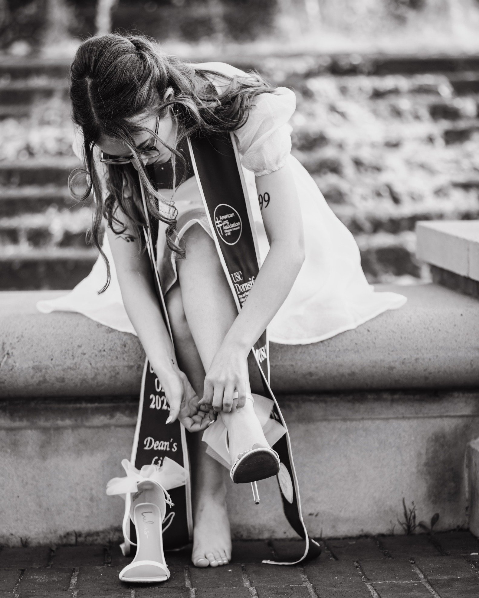 Not all grad photos require posing.  Loving this #blackandwhitewednesday candid from a #usc2025 grad session.  Do you want black and white photos in your grad gallery?

#authenticfamilyphotography #authenticfamilyphotos #laphotographer #pasadenaphoto