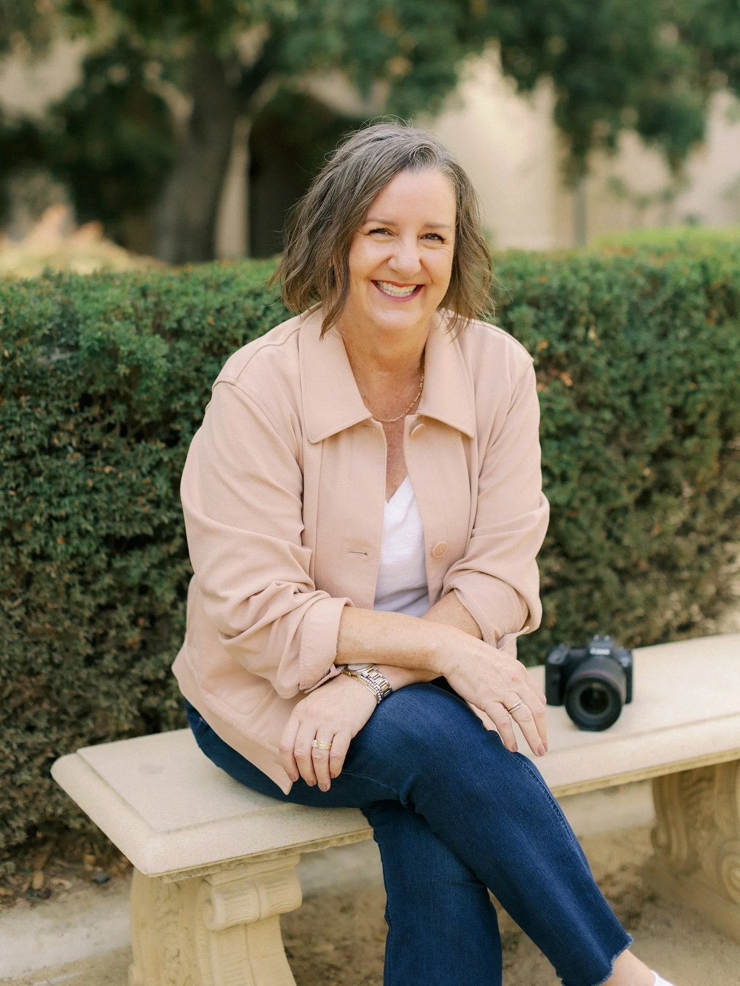 Hi, I&rsquo;m Lisa ! Thanks for stopping by. 

I&rsquo;m a photographer in La Canada, CA who loves helping people capture themselves and their families in a relaxed, authentic way.  I specialize in families, professionals, seniors and grads.

When I&