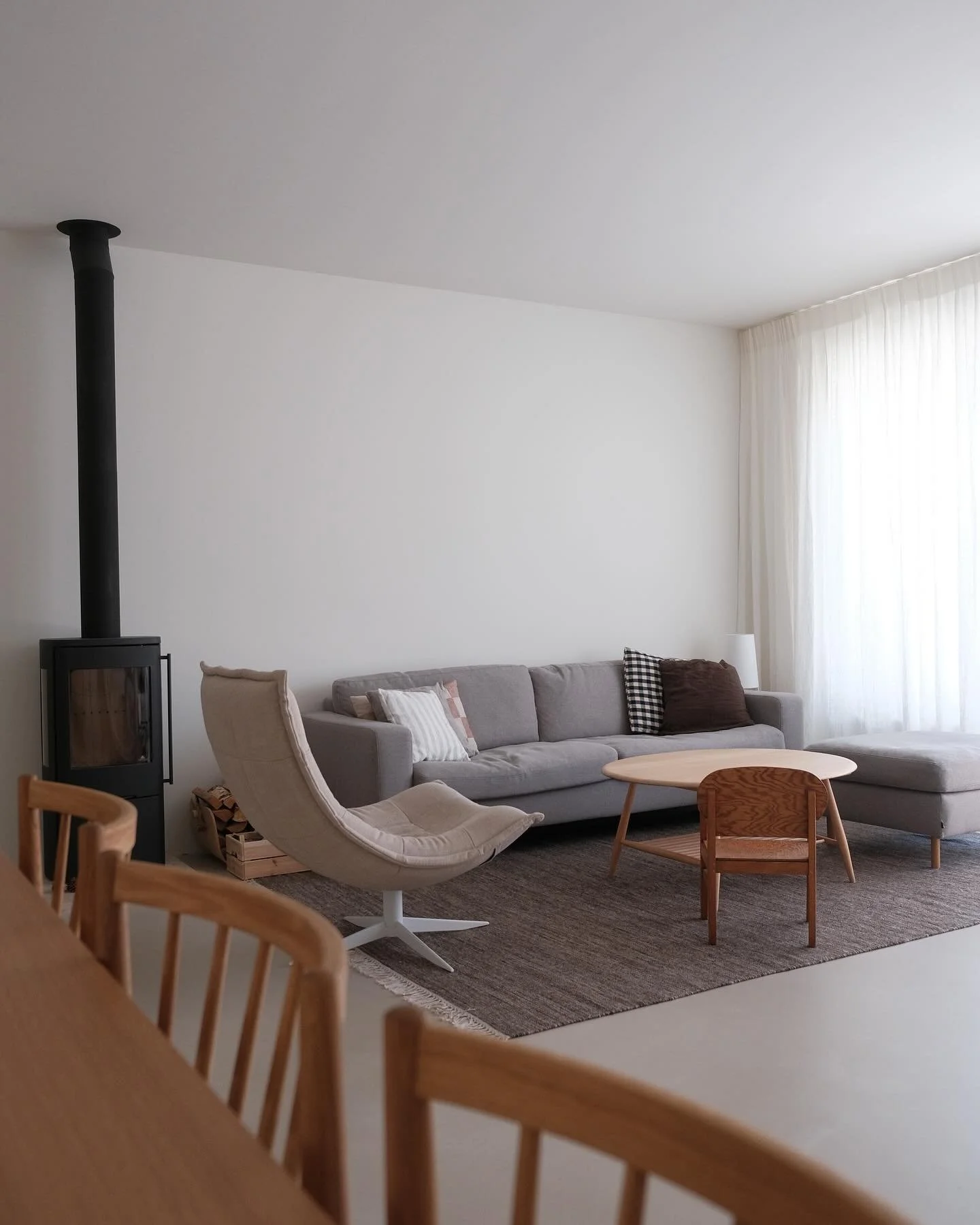 Alles viel op z&rsquo;n plek tijdens deze shoot: goed licht, mooi interieur en fijne mensen om mee samen te werken. Altijd bijzonder als beelden niet alleen iets vastleggen, maar ook opnieuw inspireren✨