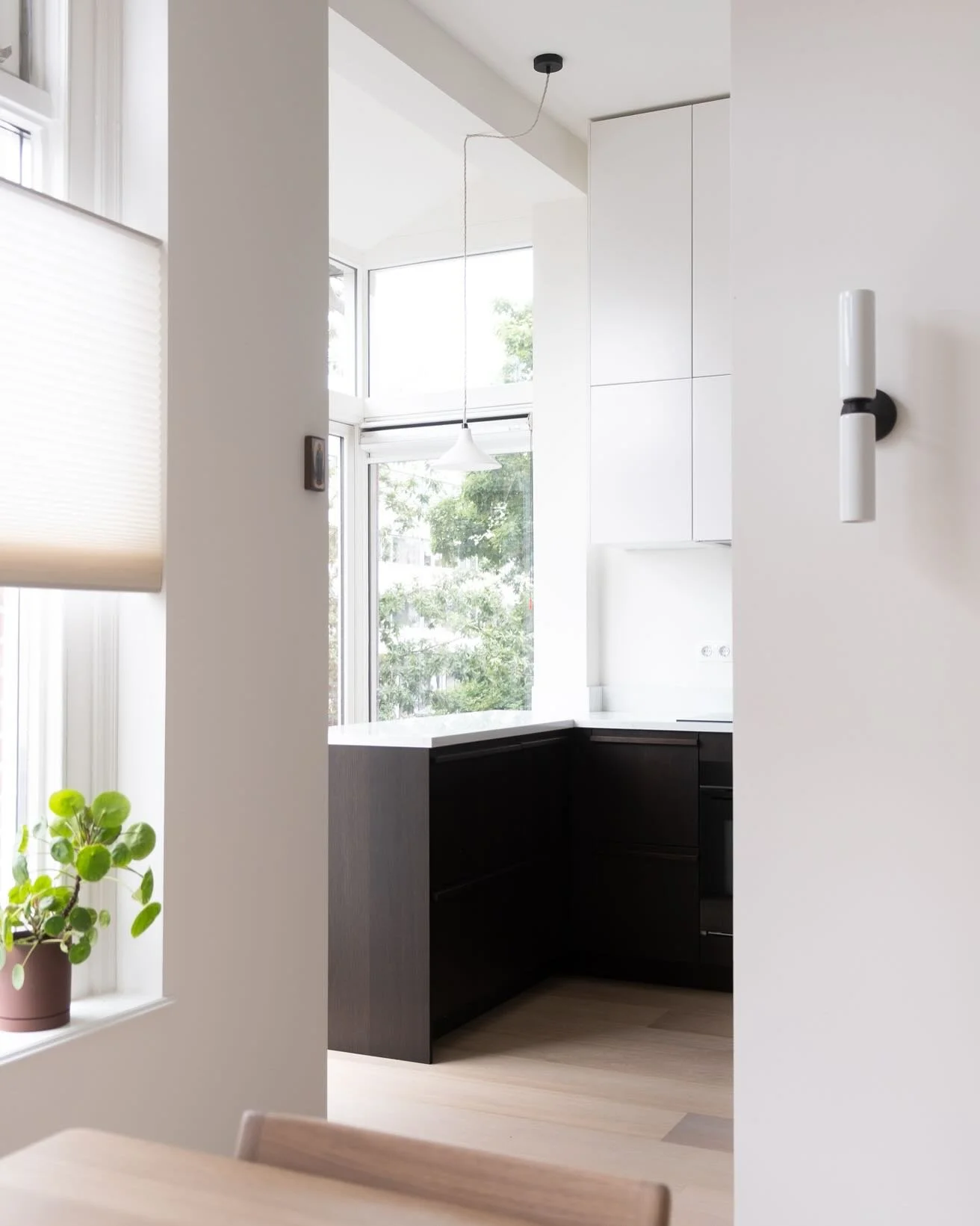 In opdracht van @atelierbast fotografeerde ik deze keuken van @lankoma &mdash; een plek waar rust, eenvoud en materiaalgevoel perfect in balans zijn.
Zachte kleuren, natuurlijke texturen en heldere lijnen maken dit ontwerp tot een krachtig en warm ge