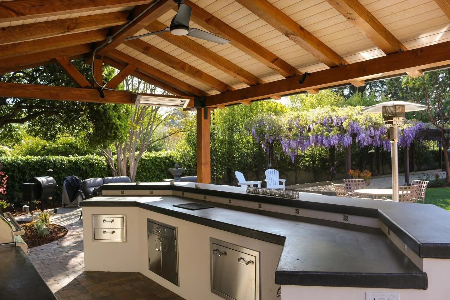 With summer around the corner we are sure this recently installed outdoor bar and grill will get plenty of use. ๐ #outdoordining #outdoorbar #outdoorgrill #landscapearchitecture