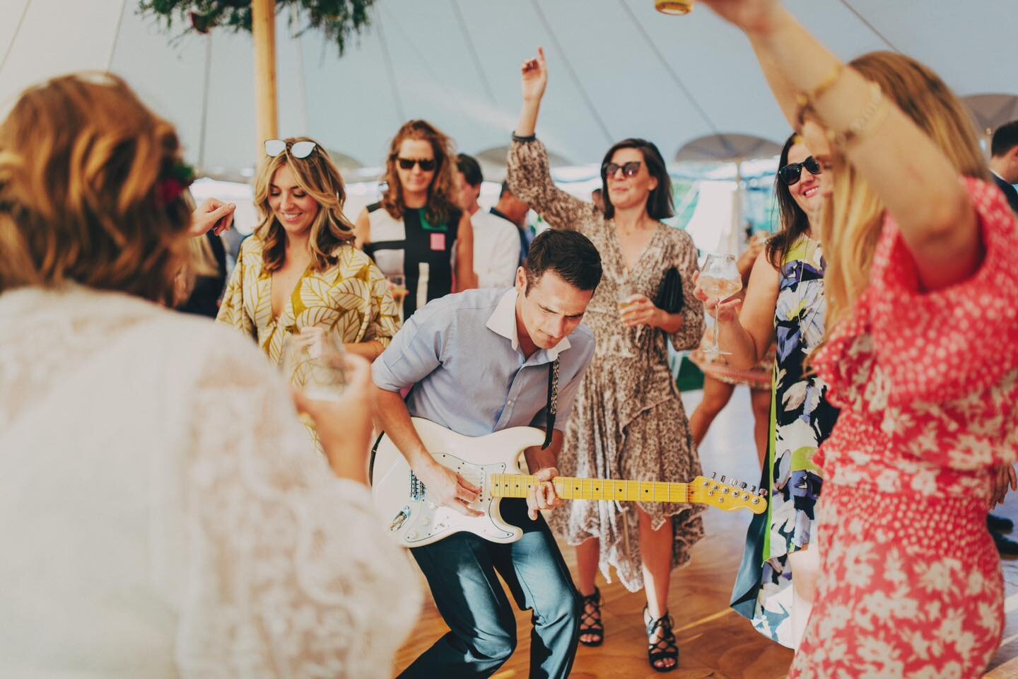 Every now and then i need a super long guitar cable for dance floor solos 🥳

#byronwedding 

#weddingdj #weddingsinger #dj #wedding #djlife #eventdj #party #music #weddings #partydj #pioneerdj #bride #djs #weddingdjs #corporatedj #love #weddingmusic