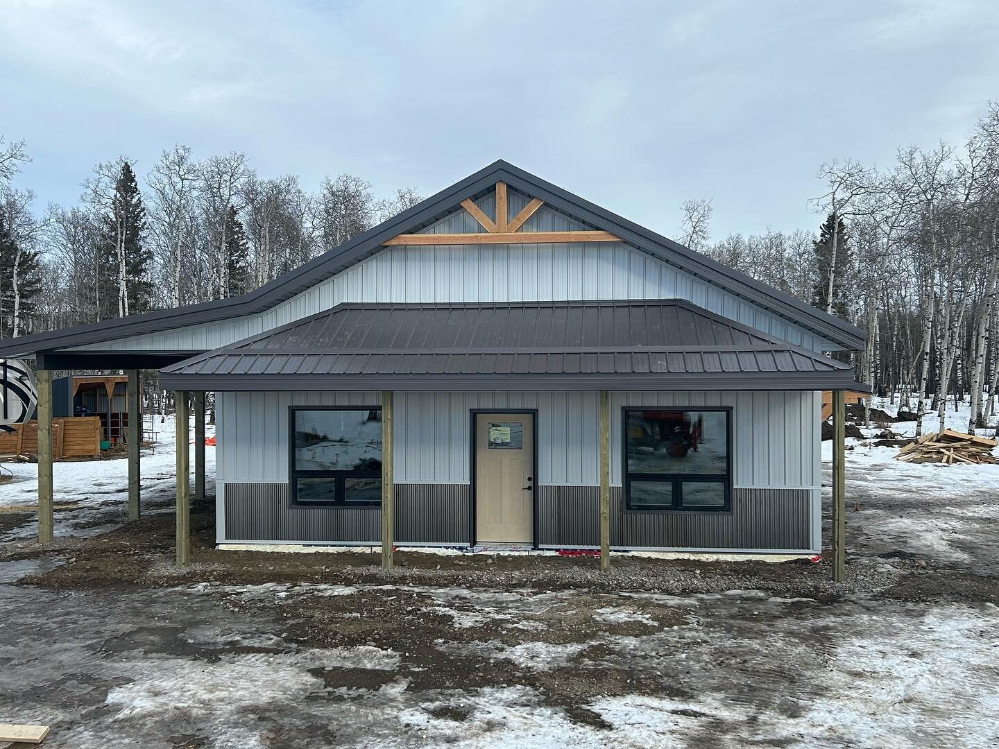 Our skilled in-house crew just completed this 30x50x10 near Turner Valley, AB. So many great details on this build, our client had a dream and we helped bring it to life. Post frame construction offers so many benefits and options. Contact us to get 