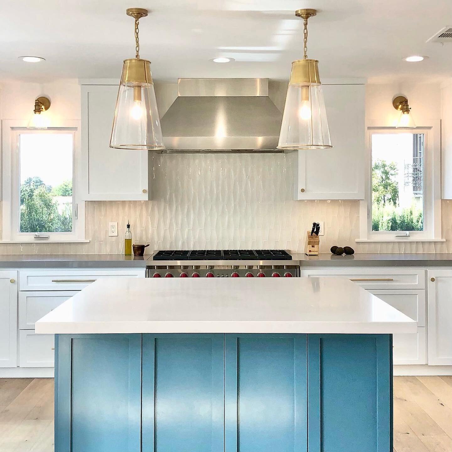 S T U N N I N G ! 💫

#kitchendesign #countertops #backsplash #tiledesign #tilestyle #tileinstallation #tilework #elsegundo #manhattanbeach #redondobeach #palosverdes #hermosabeach #itsallinthedetails