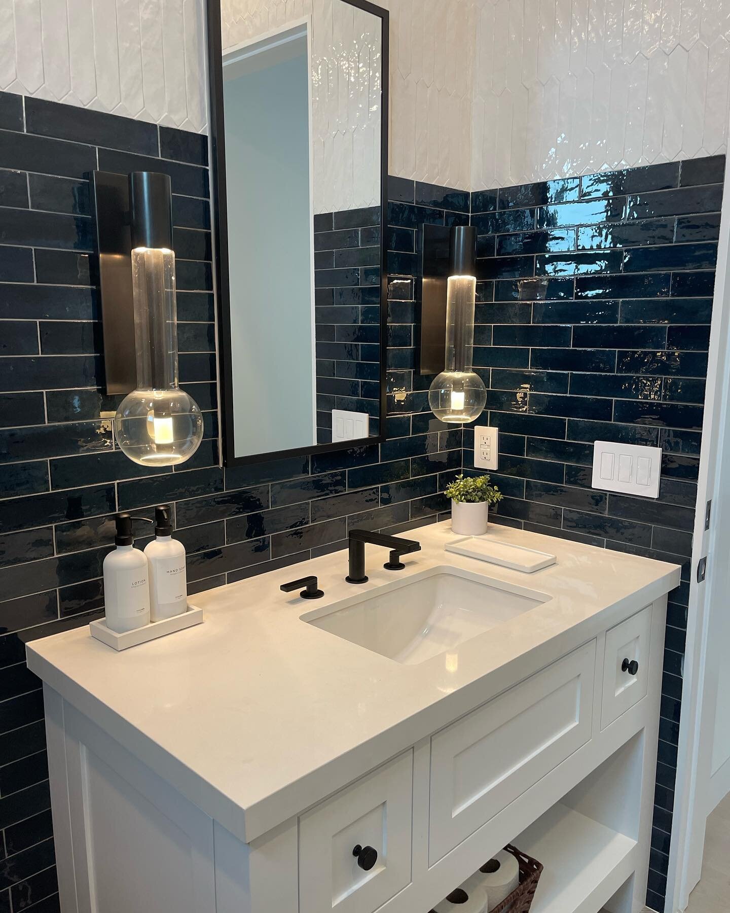 Happy Friday!!🫶🏼 
&amp; do you see that picket to subway transition? 👀 
So cool and different 😍

#bathroomdesign #tiledesign #tilestyle #tileinstallation #tilework #tilelove #tilelife #itsallinthedetails #hermosabeach #redondobeach #elsegundo #pa