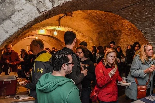 Event-Crowd-CrownFinishCaves-600x400.jpg