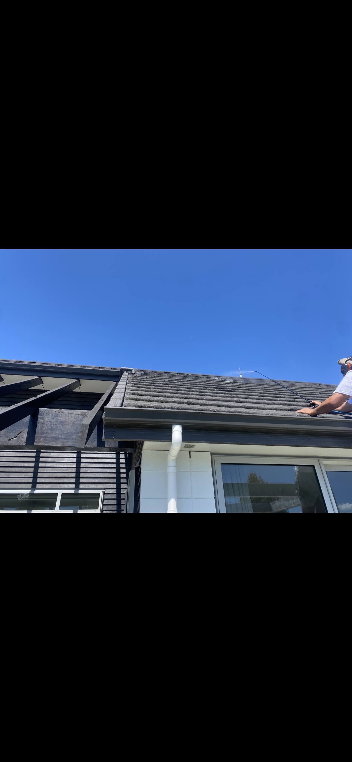 Dazza Moss Spraying a Stratos Roof.PNG