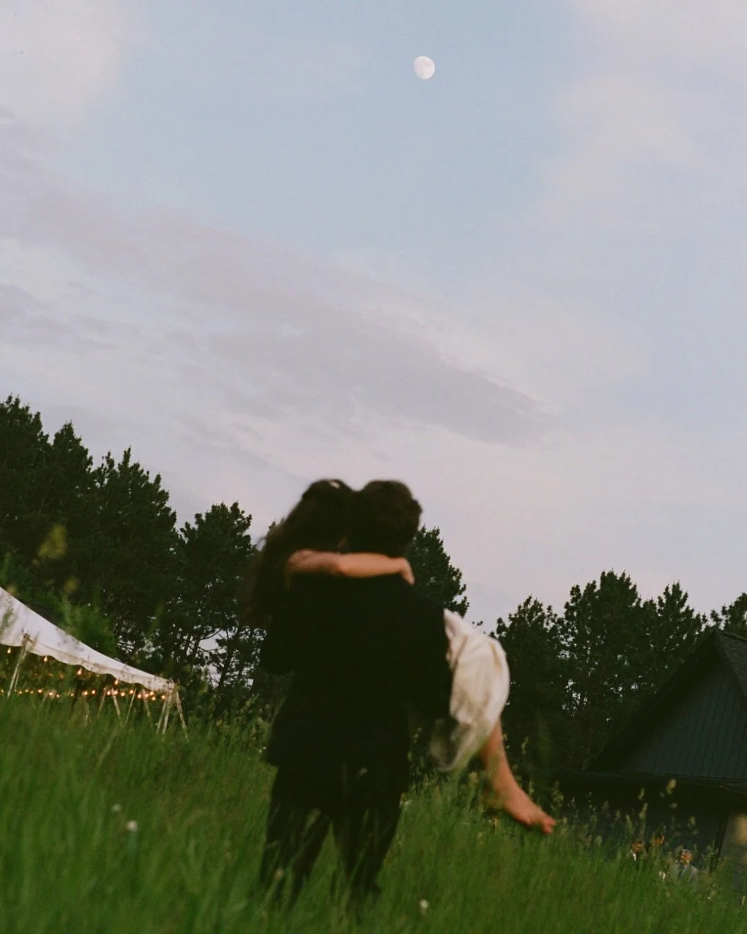 15 moments the photographer didn&rsquo;t pose.

Because the best parts of a wedding day can&rsquo;t be staged &mdash; they happen when no one&rsquo;s performing.

Here are 15 frames from Eleanor &amp; Isaac&rsquo;s day. Full of love, laughter, the ki