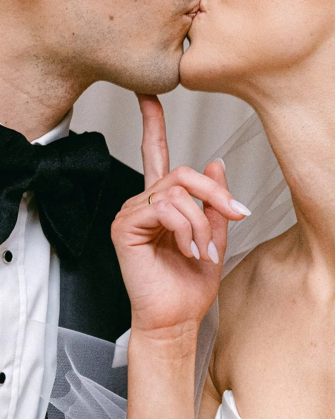 A wedding day isn&rsquo;t one moment.
It&rsquo;s a series of small ones, unfolding loudly or quietly.

Hands adjusting fabric.
Perfume settling on skin.
A pause before stepping through the door.
Laughter breaking through the nerves.
Dinner stretched 