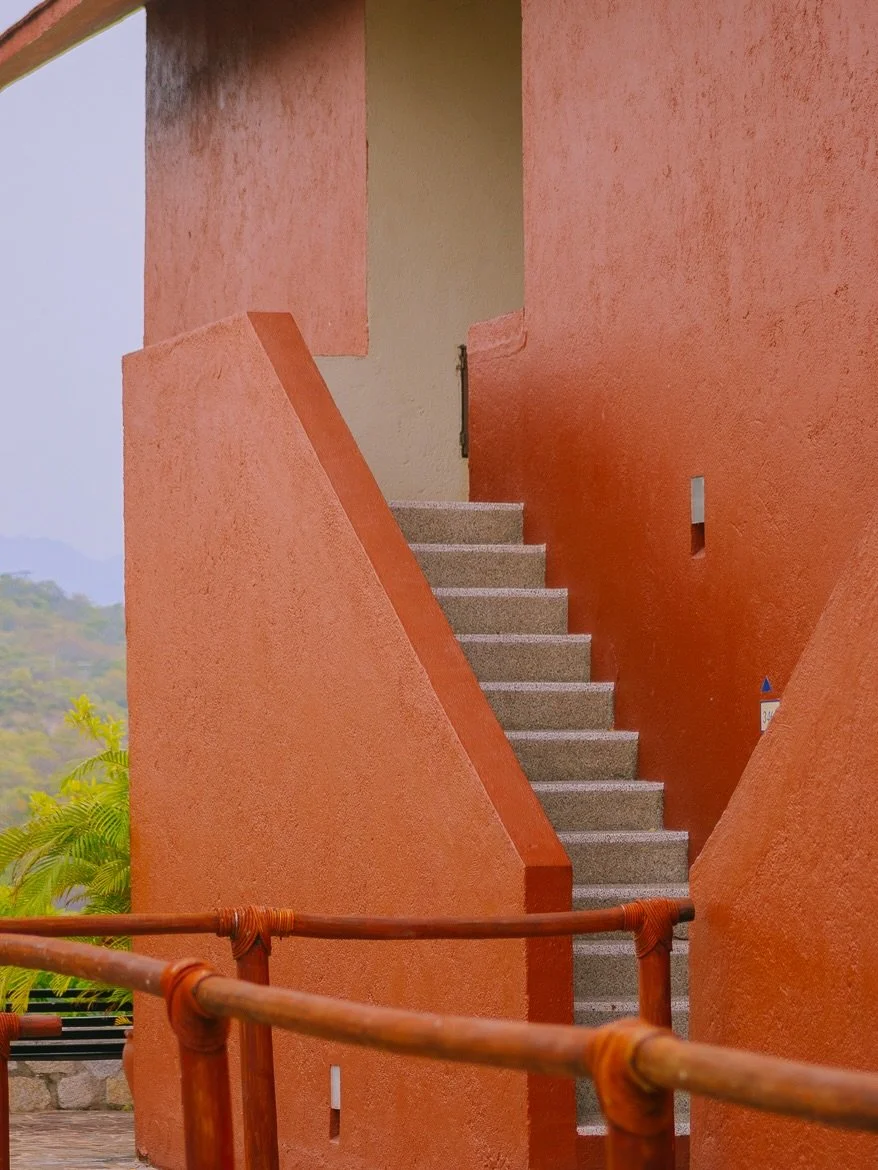 &iquest;Sab&iacute;as que Las Brisas Huatulco fue dise&ntilde;ado por Ricardo Legorreta? 🧡🌿

Su arquitectura mexicana contempor&aacute;nea retoma muros, patios, color y luz, pero los lleva a una escala poco convencional. Los vol&uacute;menes naranj