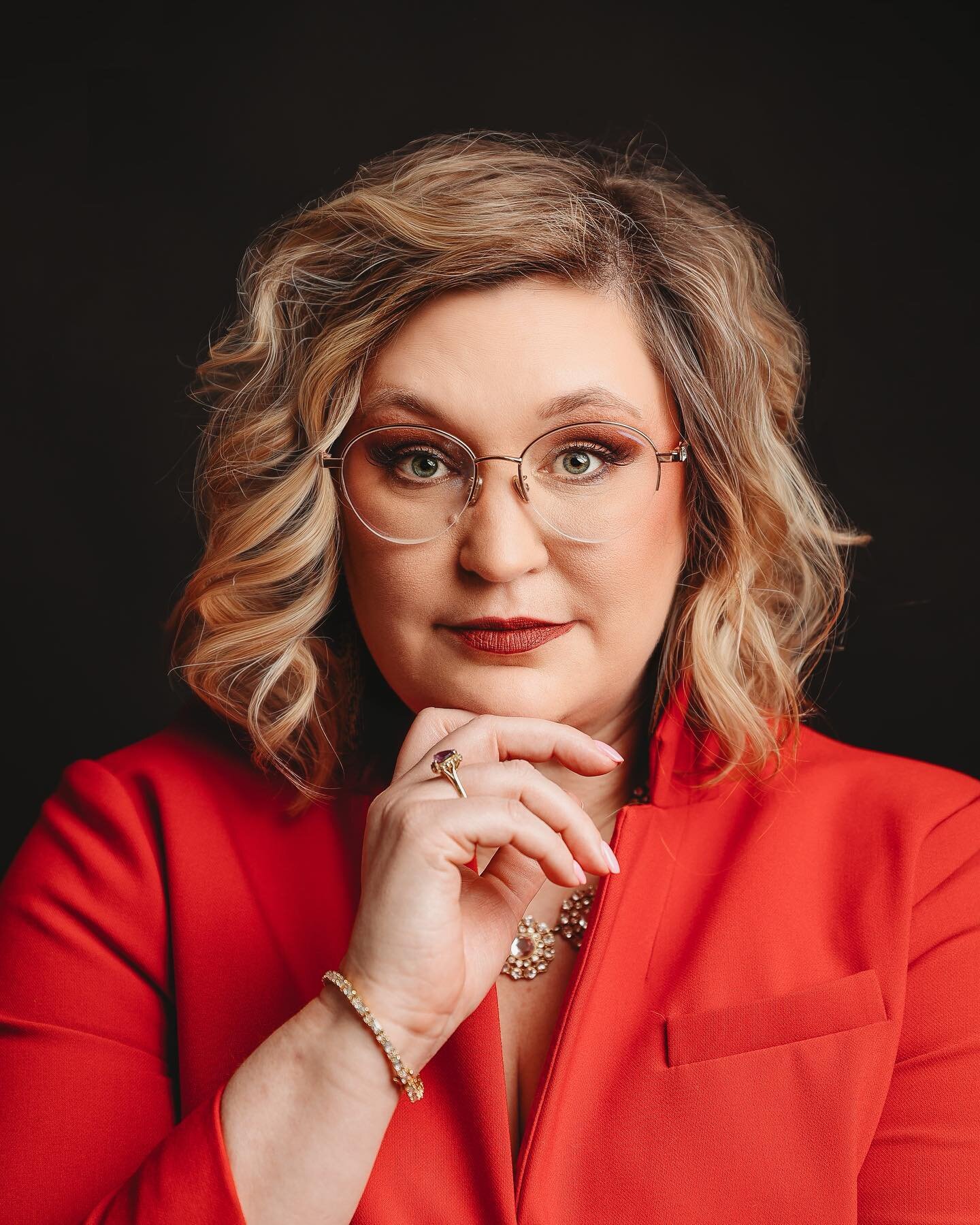 Starstruck over the branding shoot of this INCREDIBLE author! 🤩 scroll to peep her little writing buddy! 

#branding #brandingphotography #author #romanceanime #nwaphotographer