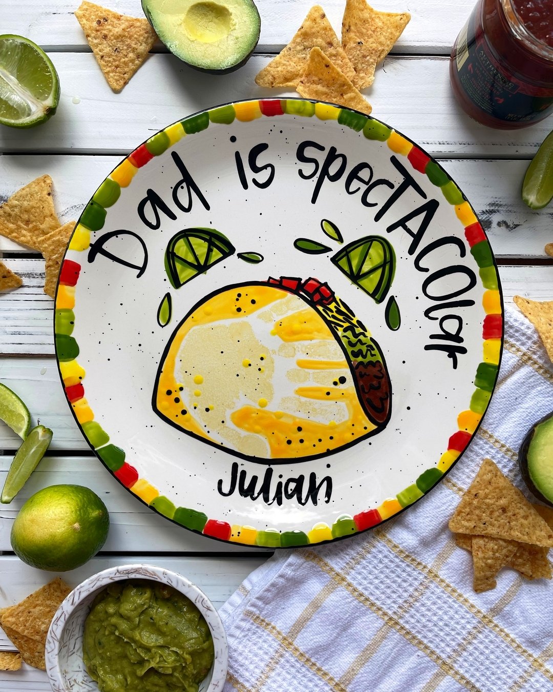There's still time to create a one-of-a-kind Father's Day present! Our keepsake handprint pieces are a great option that any dad will love. Bring your little one in for prints and let our artists take care of the rest 🌮🎨