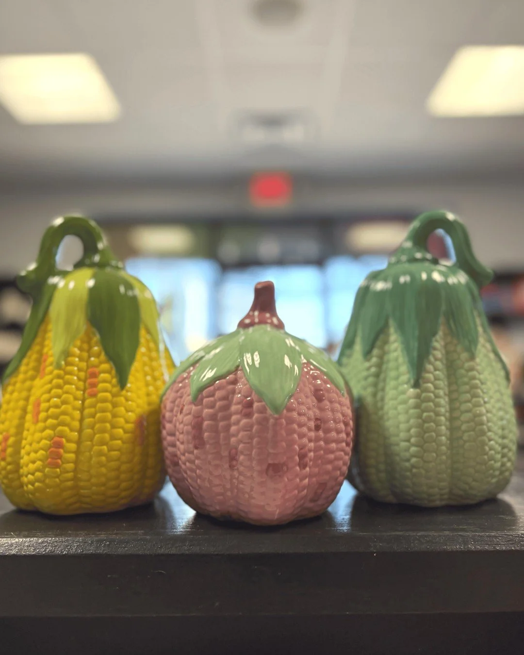 We love seeing all of the fall pottery coming out of the kiln this time of year - like these adorable corn pumpkins painted by some of our talented customers! 🌽🎨